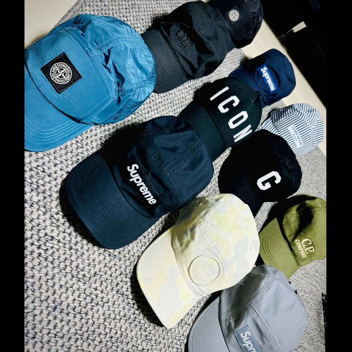 Supreme x Stone Island Painted Camo Nylon 6-Panel Black - 20FW, Supreme x Stone Island Reactive Ice Camo Ripstop Camp Cap Tan - 22SS 착용 스타일