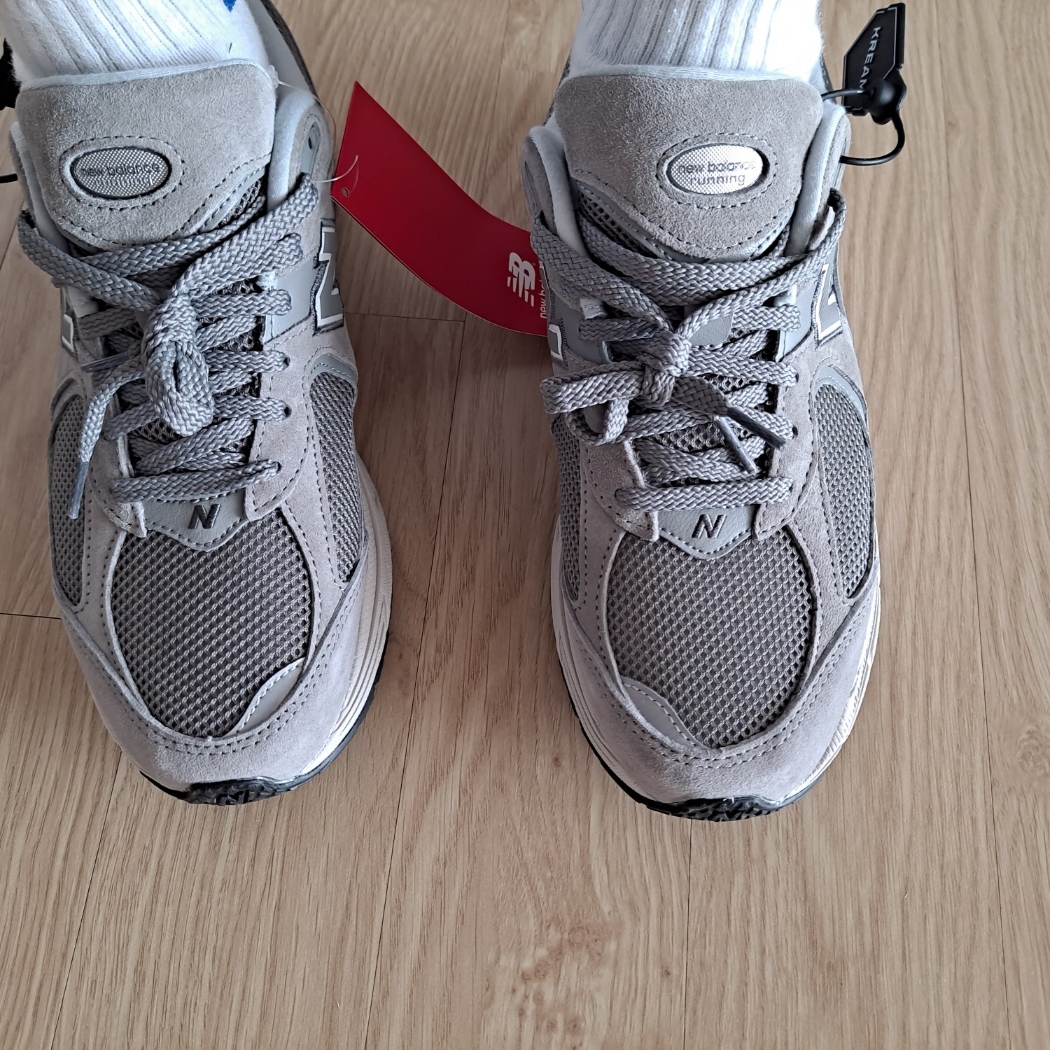 New Balance 2002R Grey 착용 스타일
