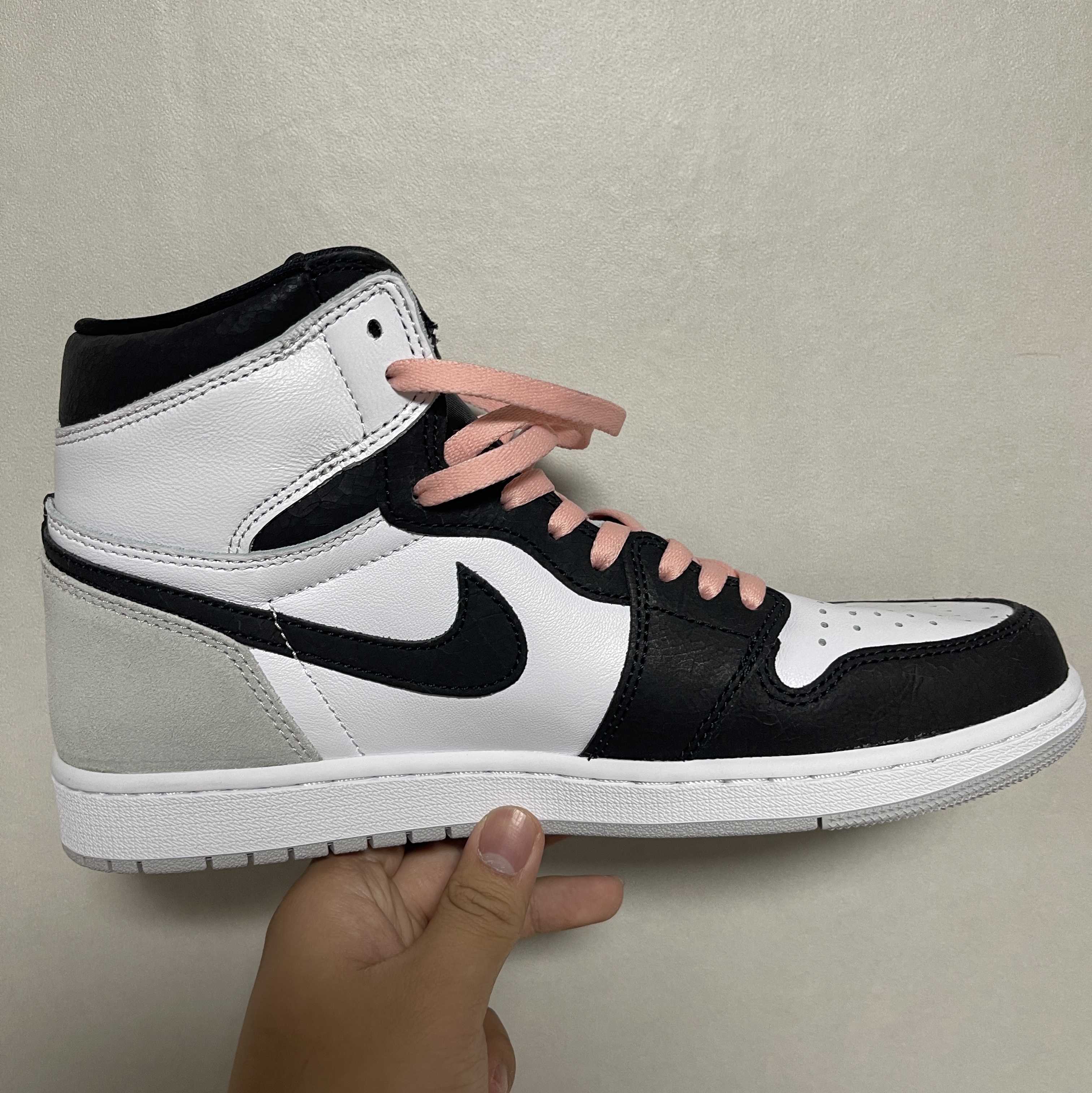 Jordan 1 Retro High OG Bleached Coral 착용 스타일 - 1