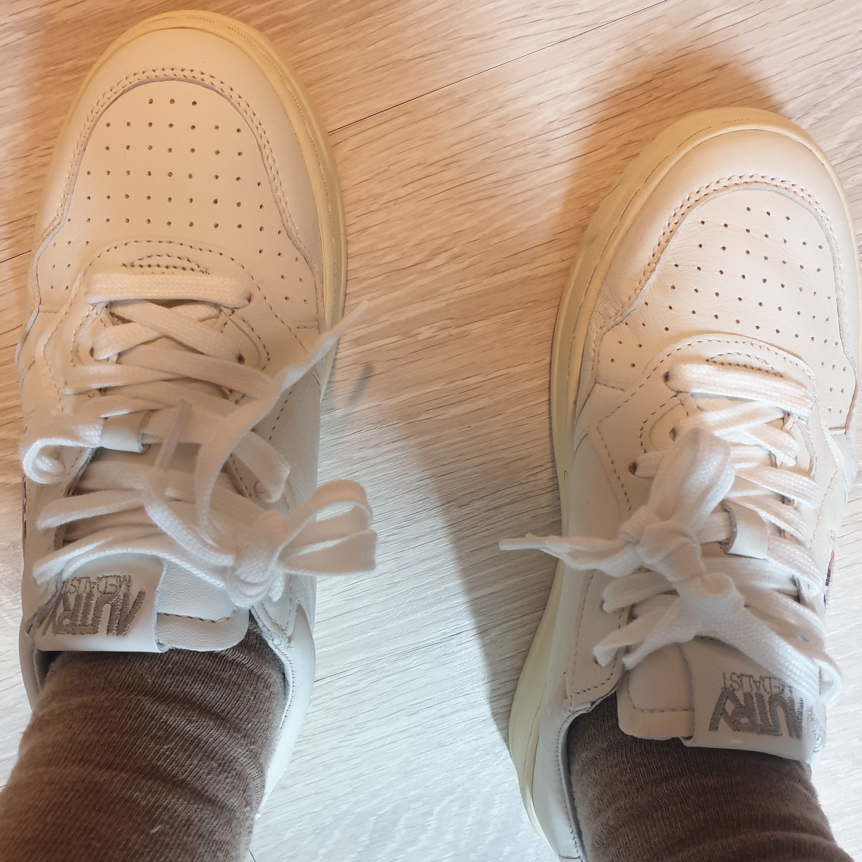 (W) Autry Medalist Low Goatskin Sneakers White 착용 스타일