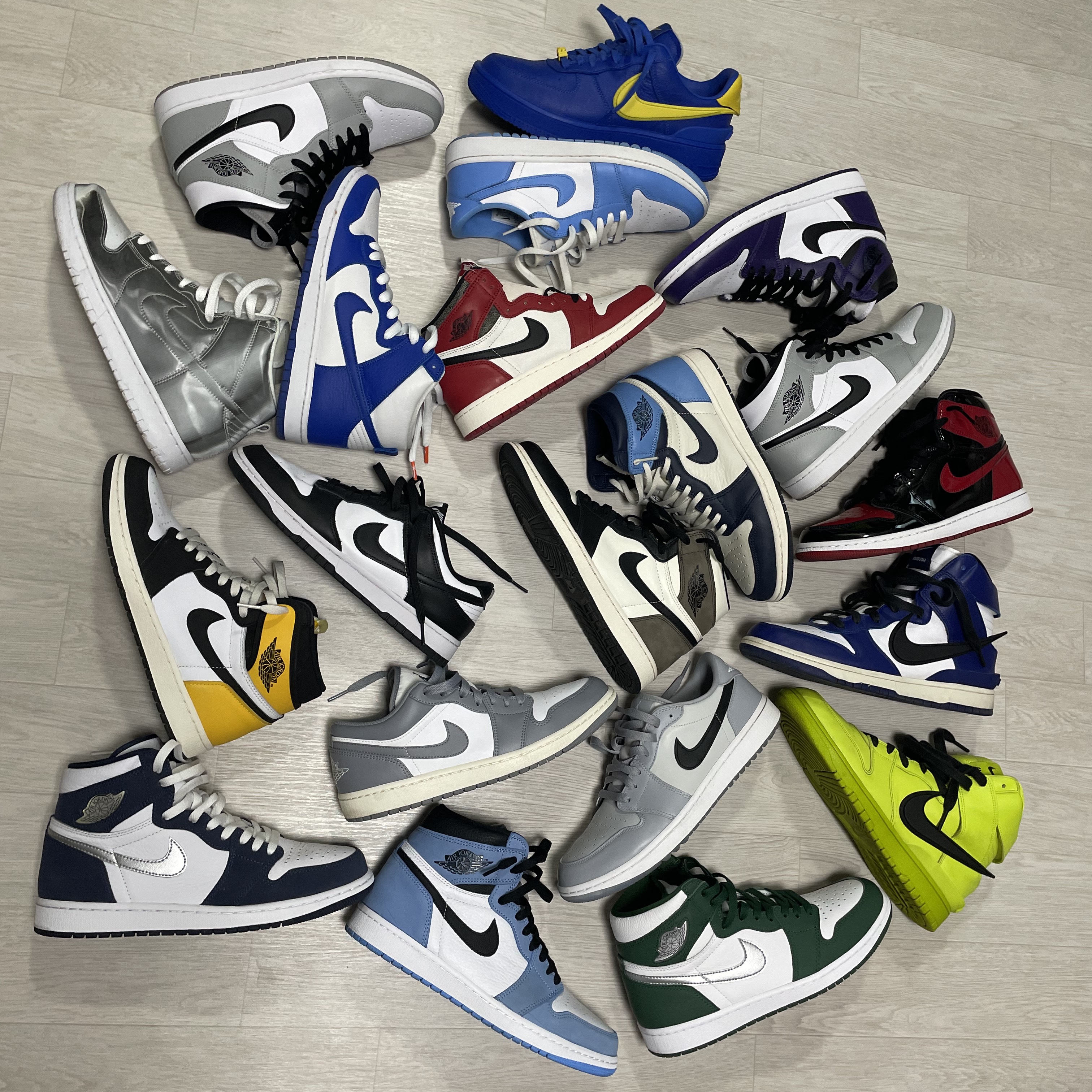 Nike x Ambush Air Force 1 Low SP Game Royal and Vivid Sulfur, Jordan 1 Retro High OG University Blue 착용 스타일 - 1