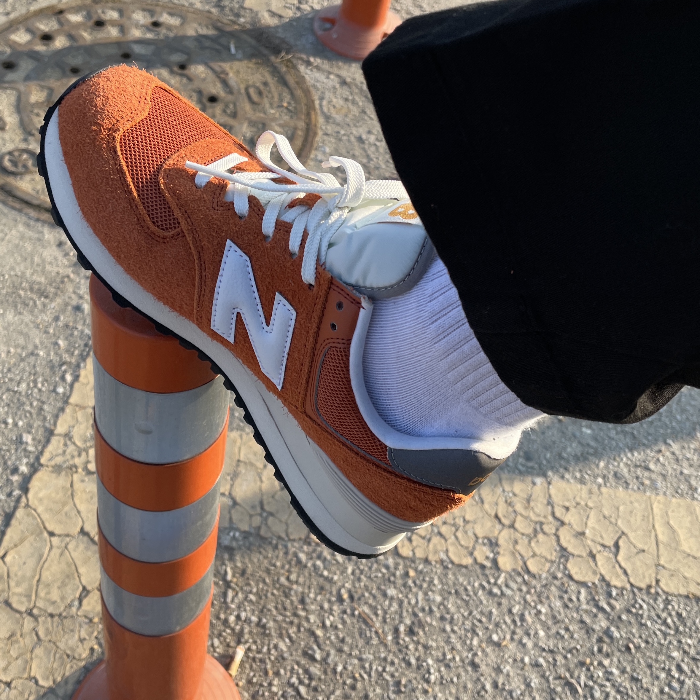 New Balance 574 Heritage Orange Burst White 착용 스타일