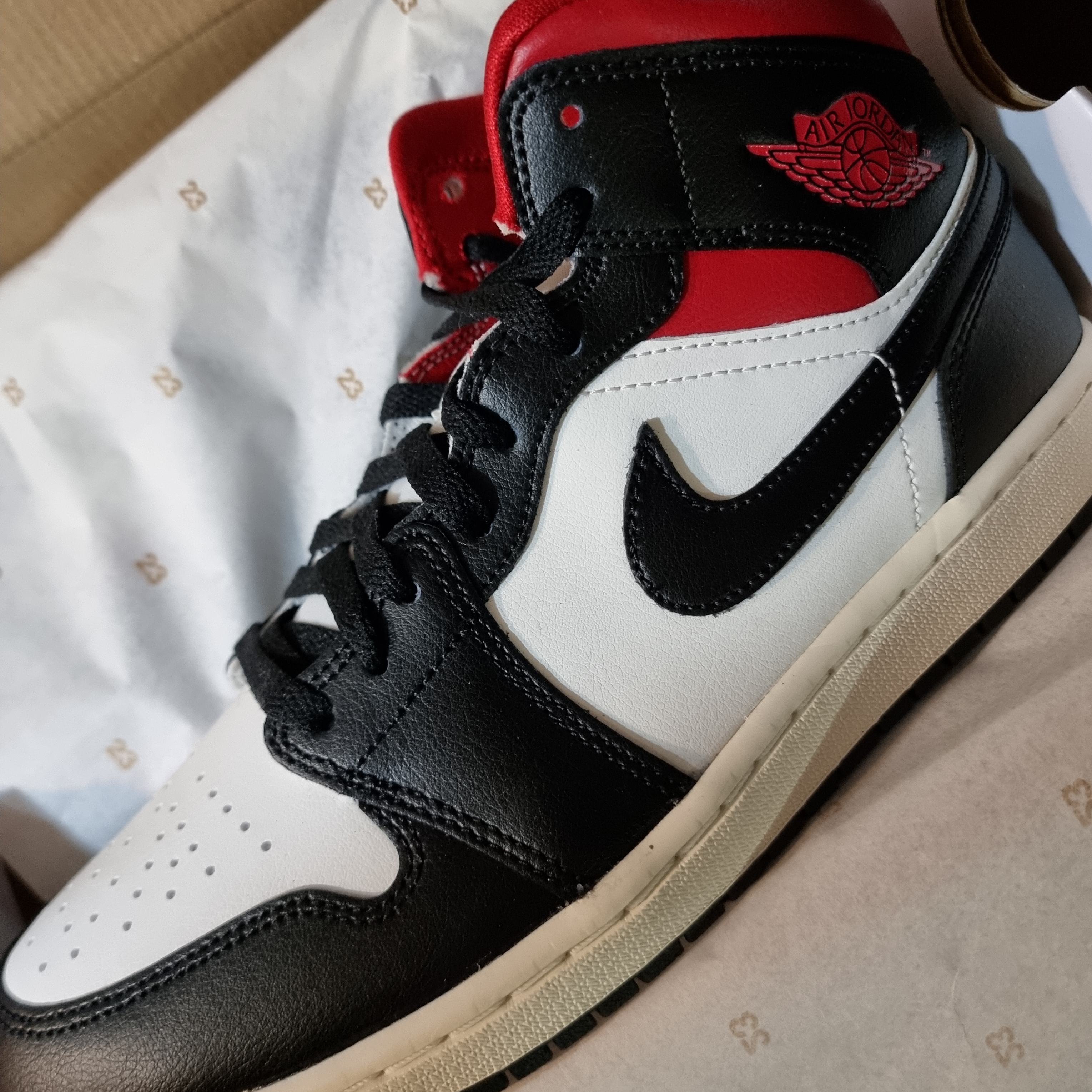 (W) Jordan 1 Mid Black Gym Red 착용 스타일