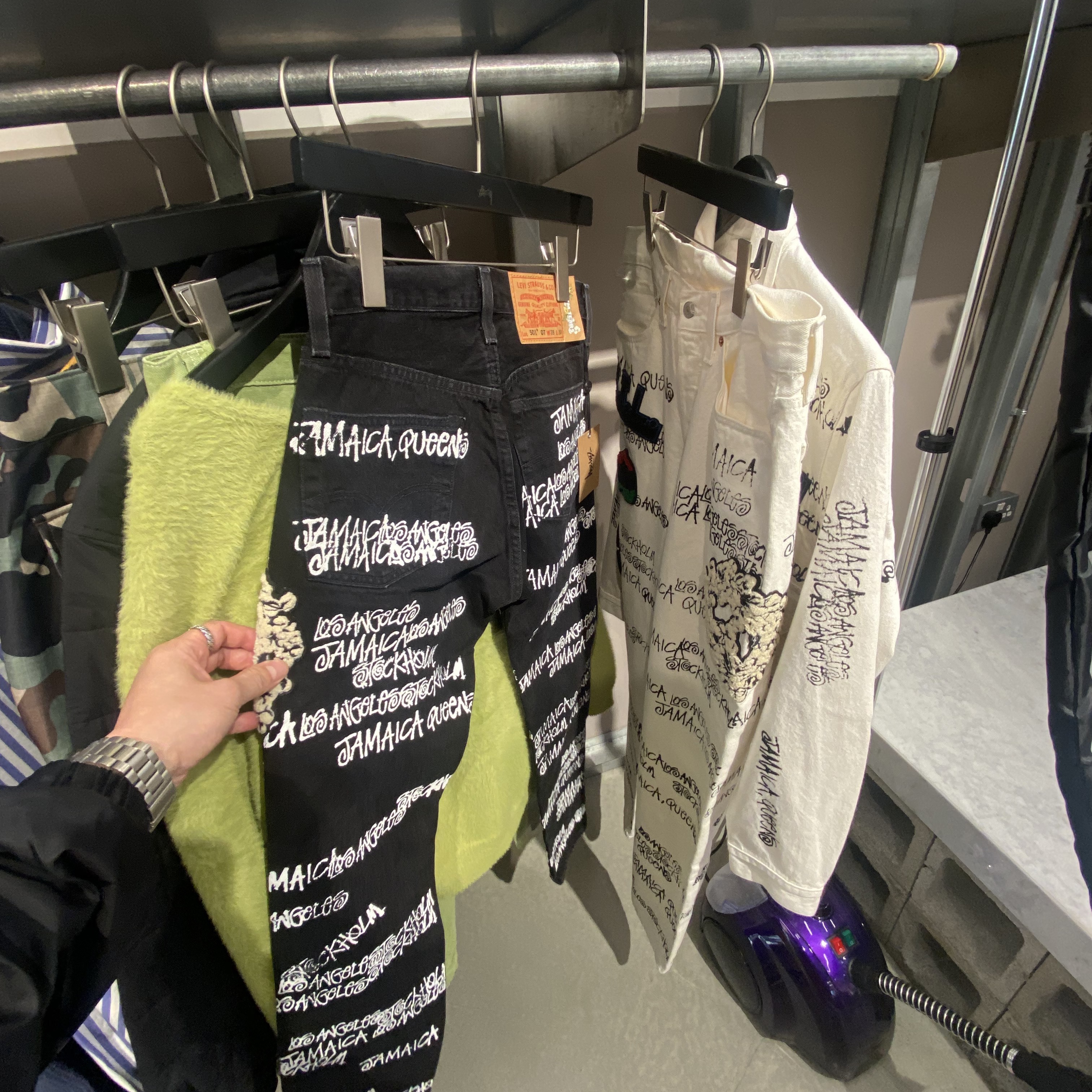 Stussy Built Tough T-Shirt White, Stussy x Our Legacy x Denim Tears TTL 501 Jean Black 착용 스타일 - 2