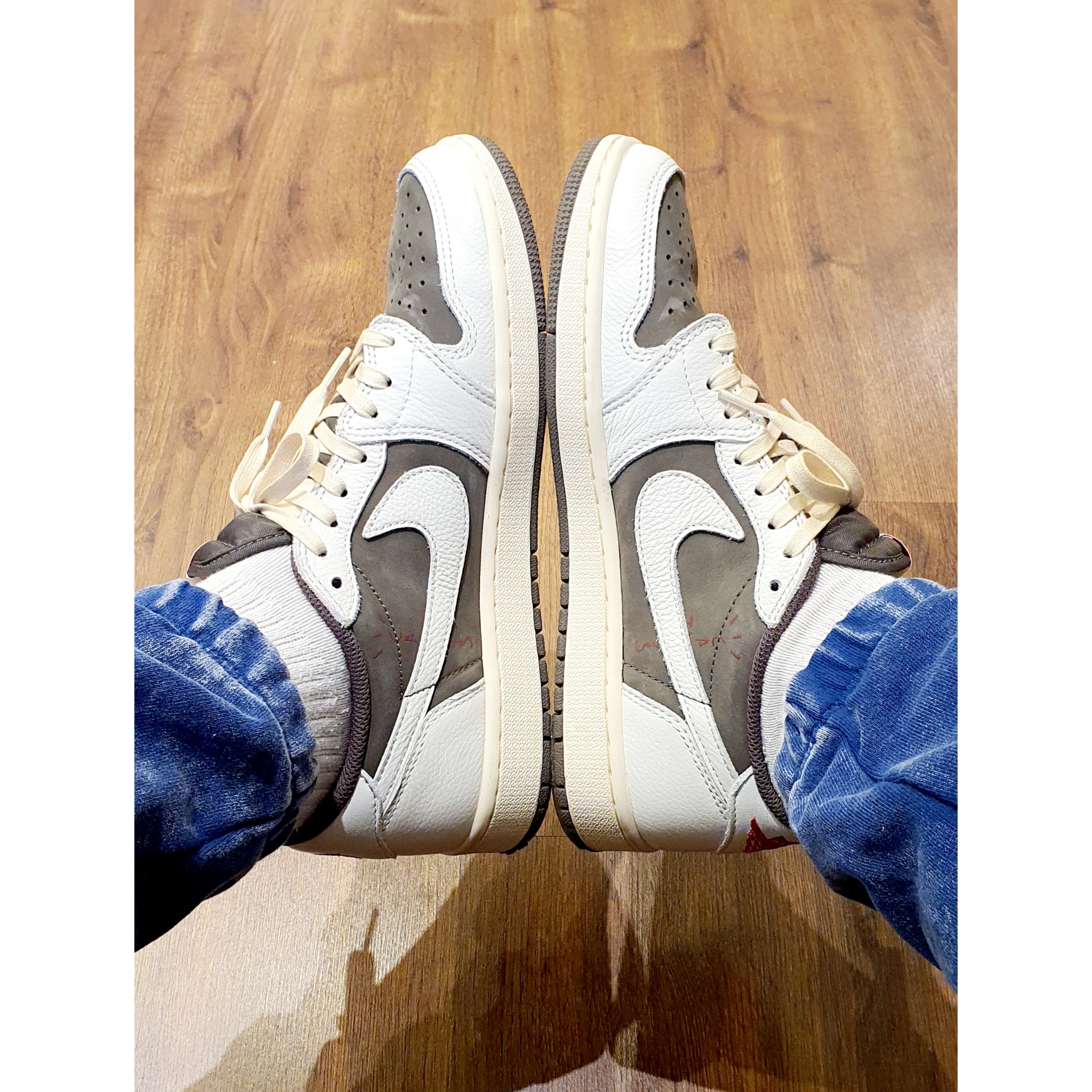 Jordan 1 x Travis Scott Retro Low OG SP Sail and Ridgerock 착용 스타일 - 3