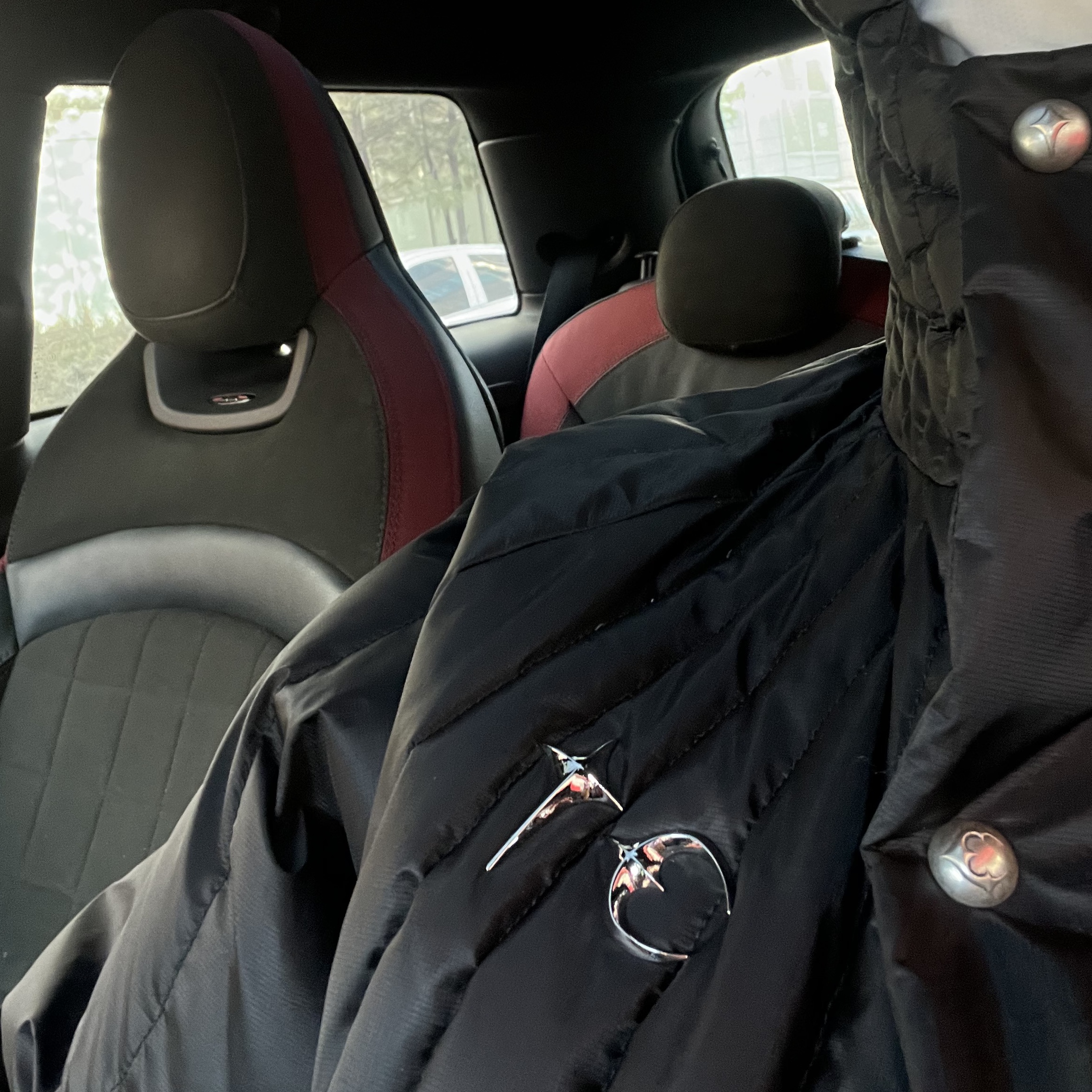 Thug Club Cave Down Jacket Black 착용 스타일 - 1