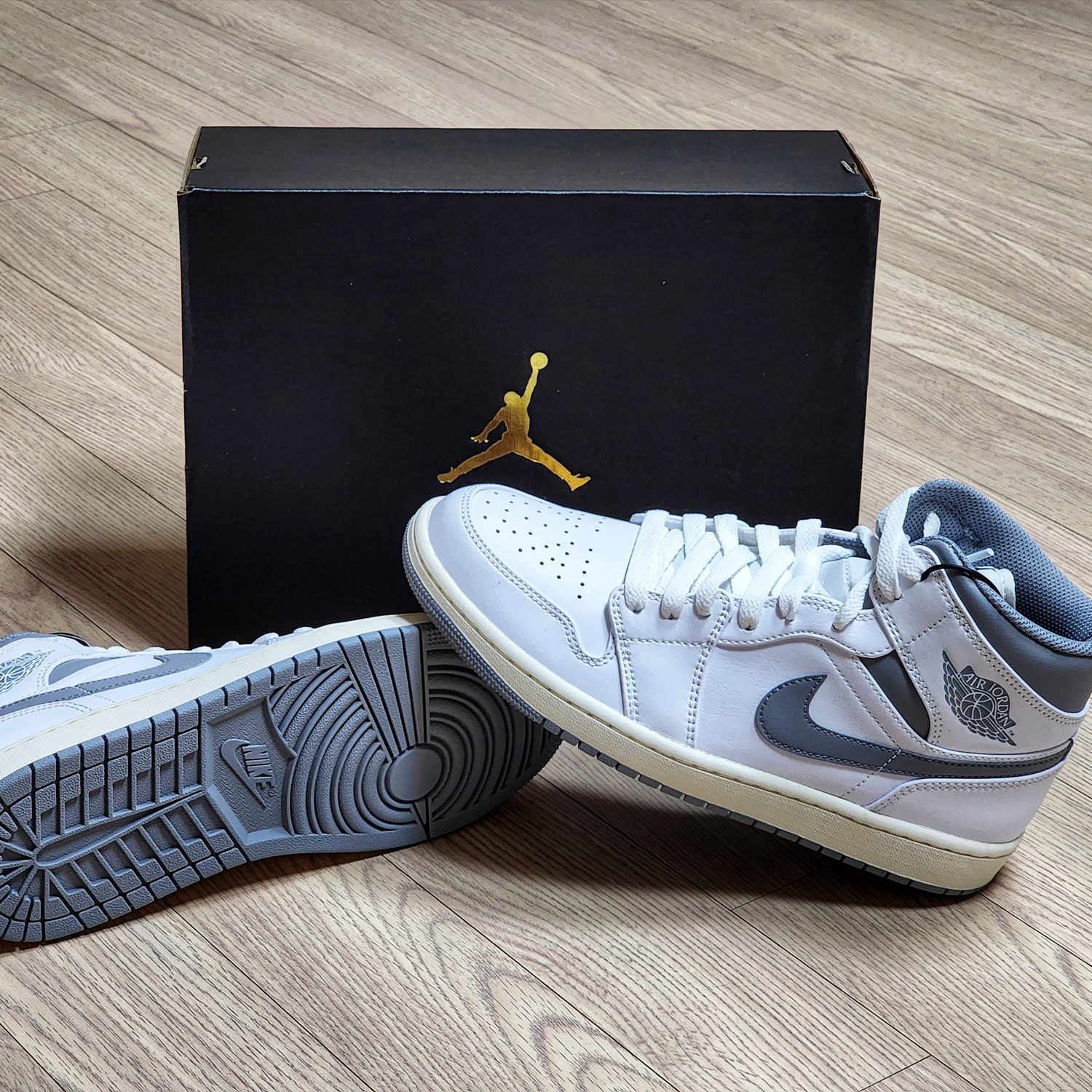 Jordan 1 Mid White Stealth 착용 스타일