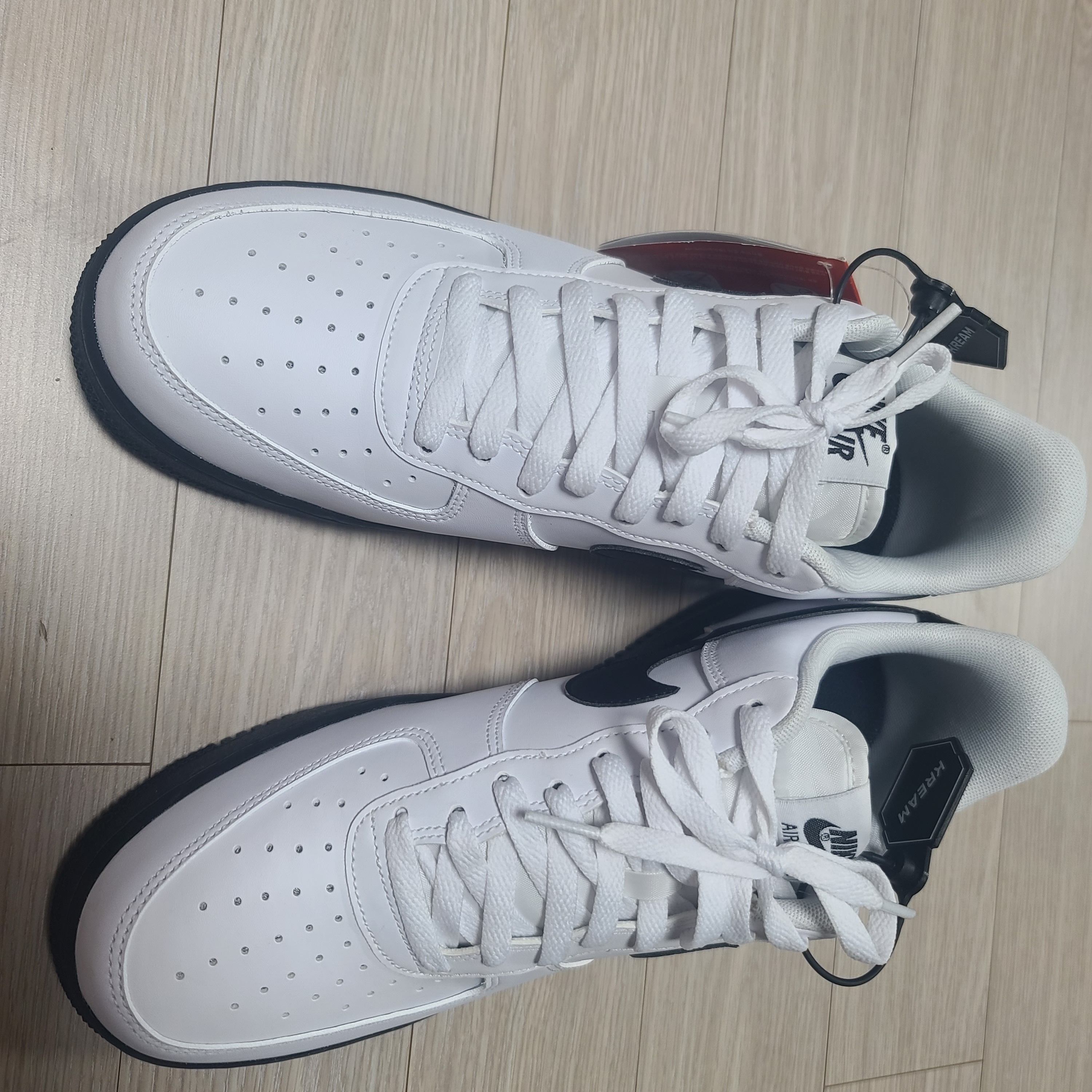 Nike Air Force 1 Low White Black Midsole 착용 스타일 - 3