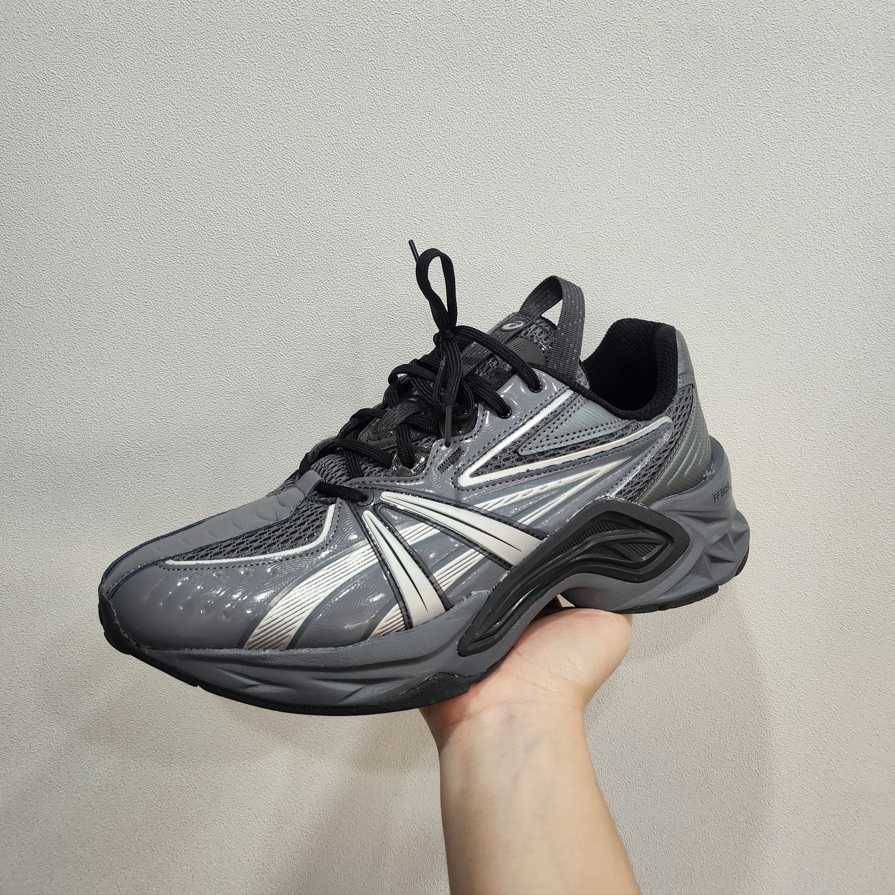 Asics HN2-S Protoblast Steel Grey 착용 스타일