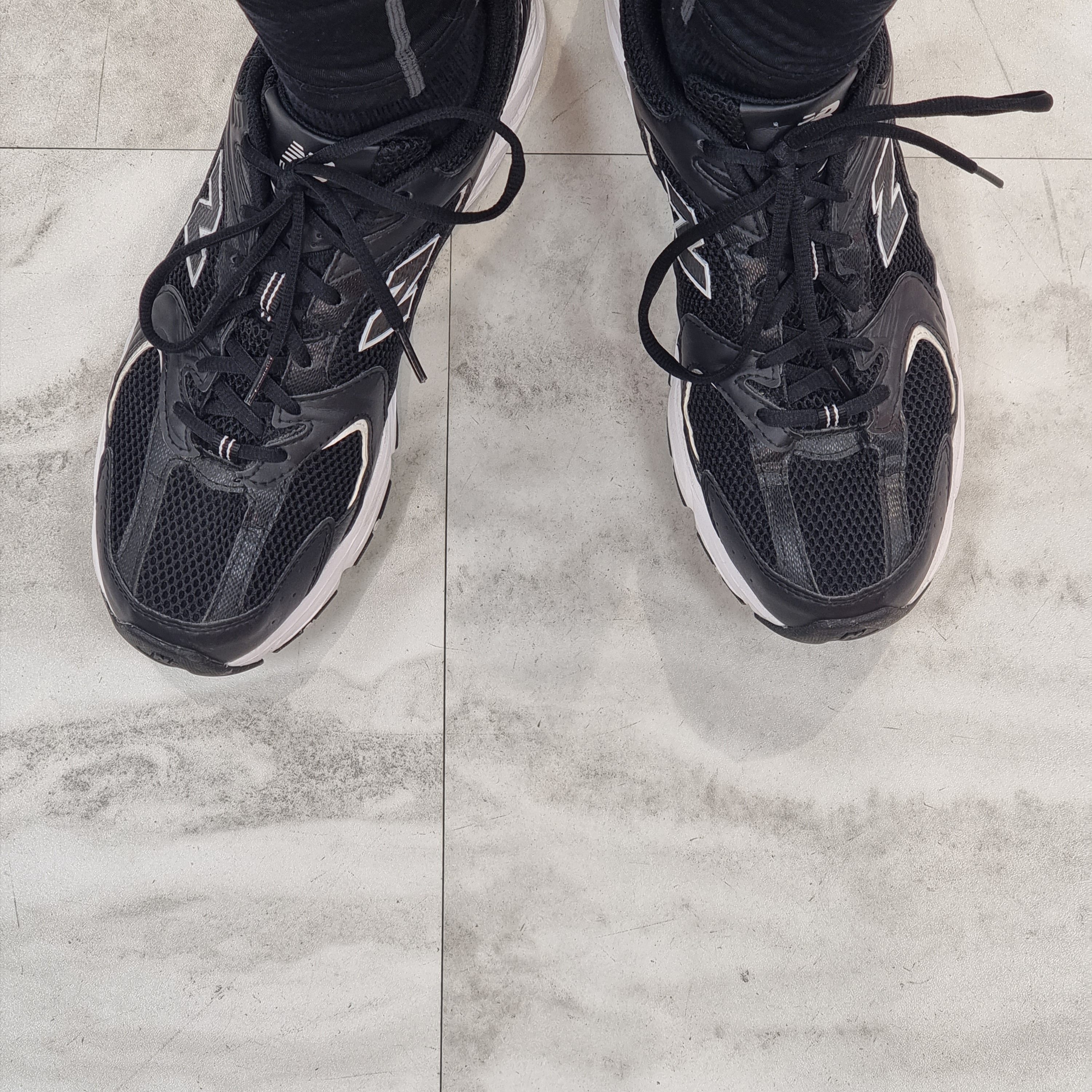New Balance 530 Black 착용 스타일 - 1