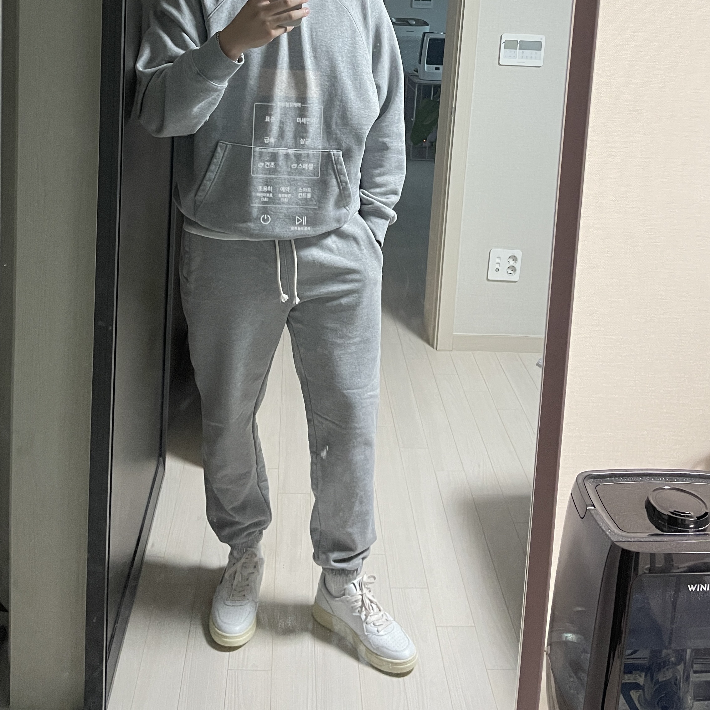 Autry Medalist Low Leather Sneakers White 착용 스타일 - 2