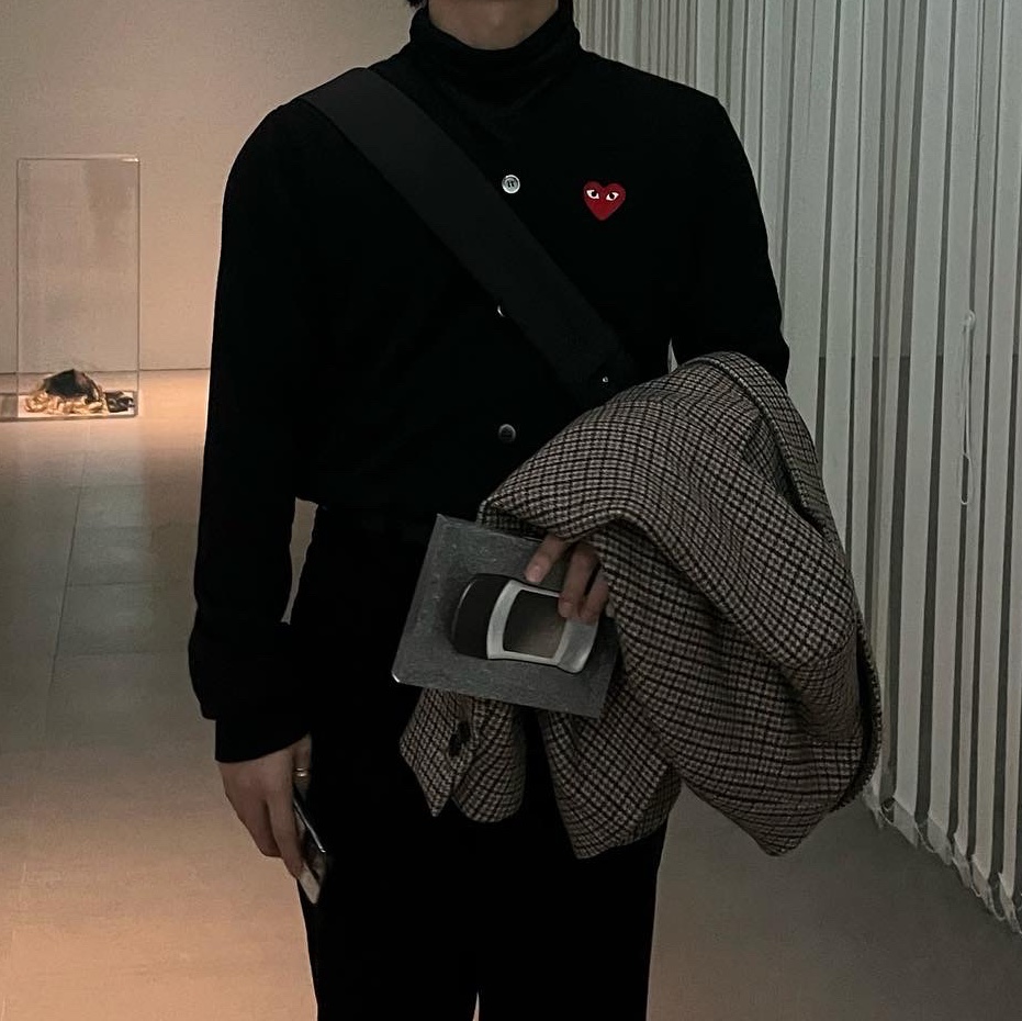 Play Comme des Garcons Knit Red Heart Cardigan Black 착용 스타일