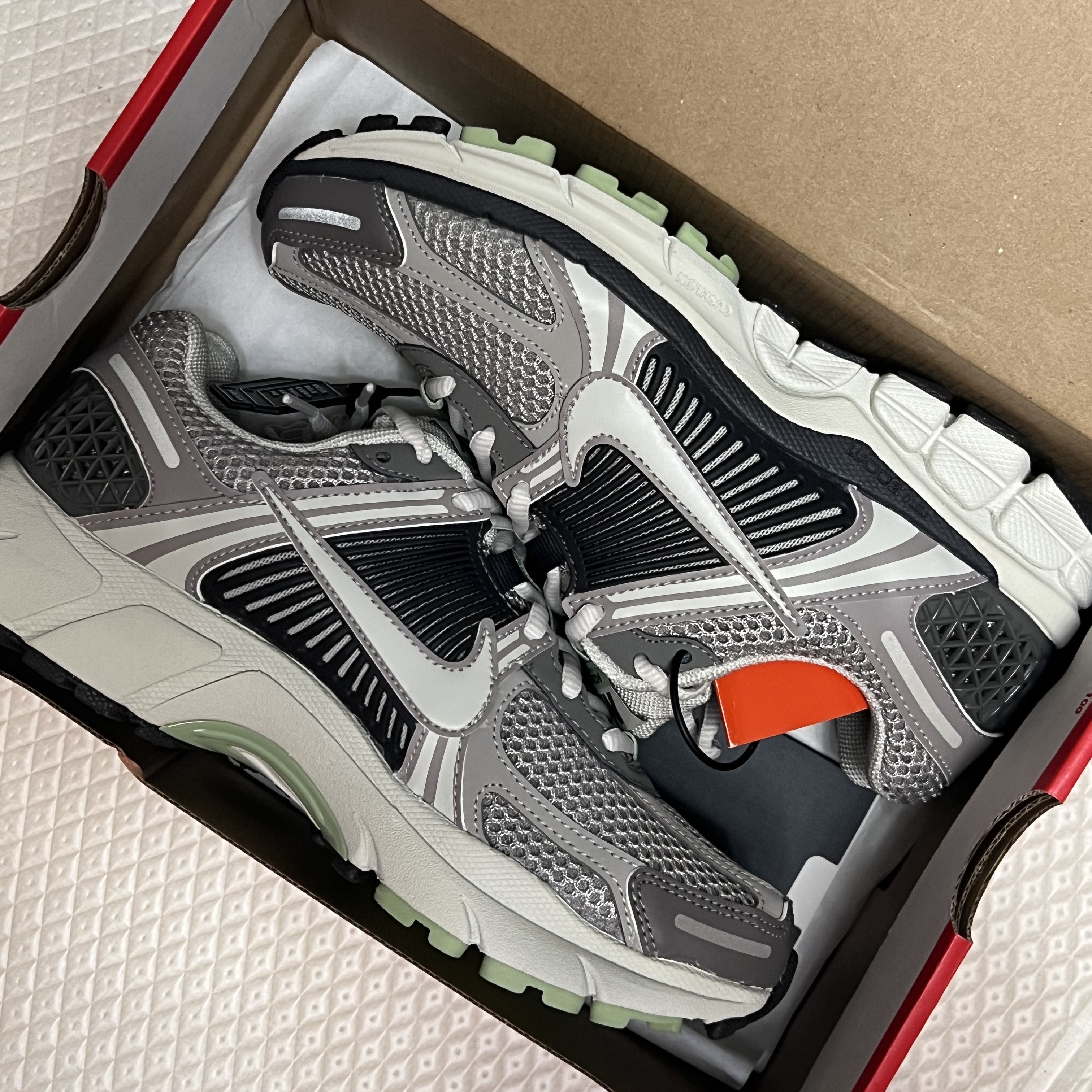 (W) Nike Zoom Vomero 5 Cobblestone and Flat Pewter 착용 스타일 - 1