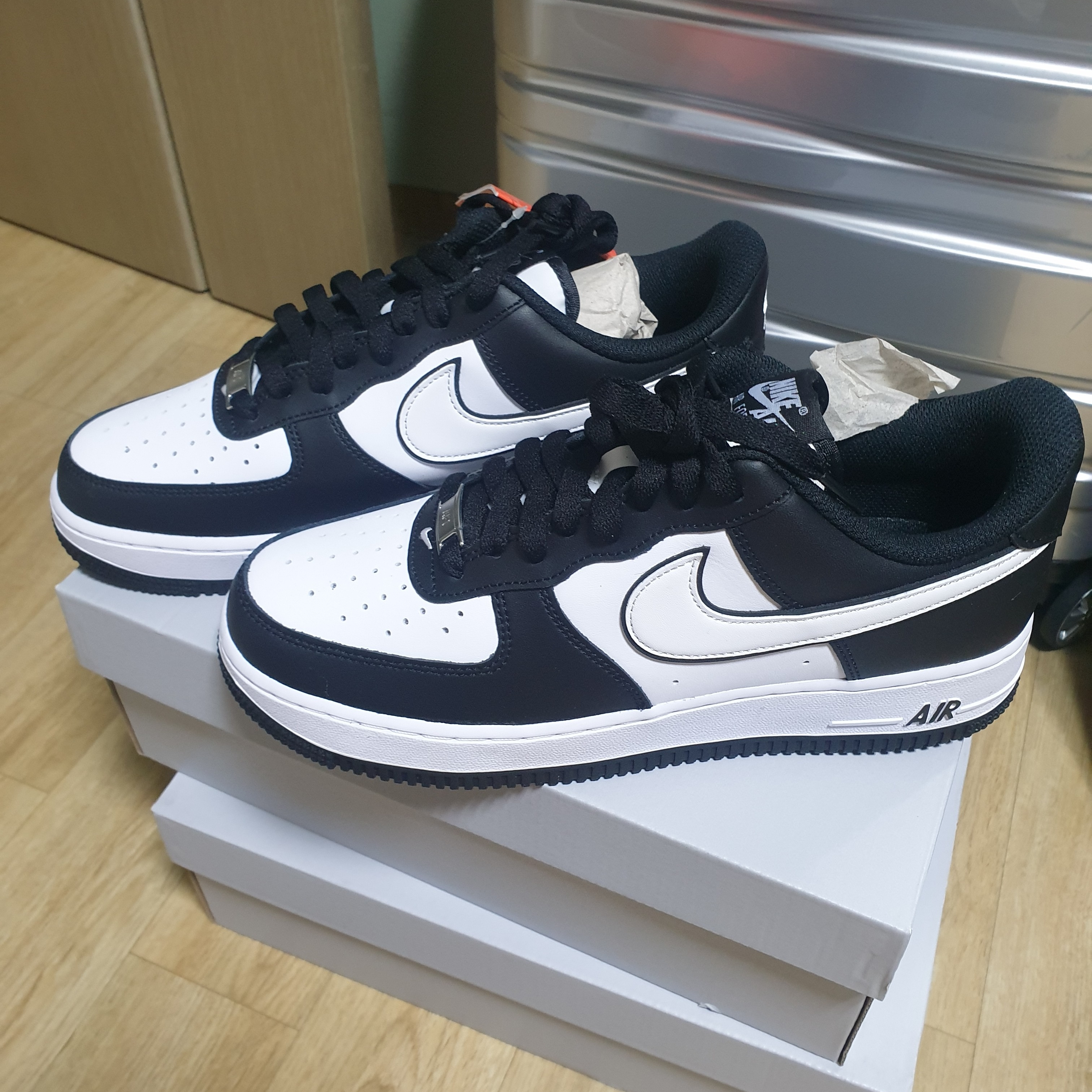 Nike Air Force 1 '07 Black White, Nike Air Force 1 '07 LV8 White Black 착용 스타일 - 1