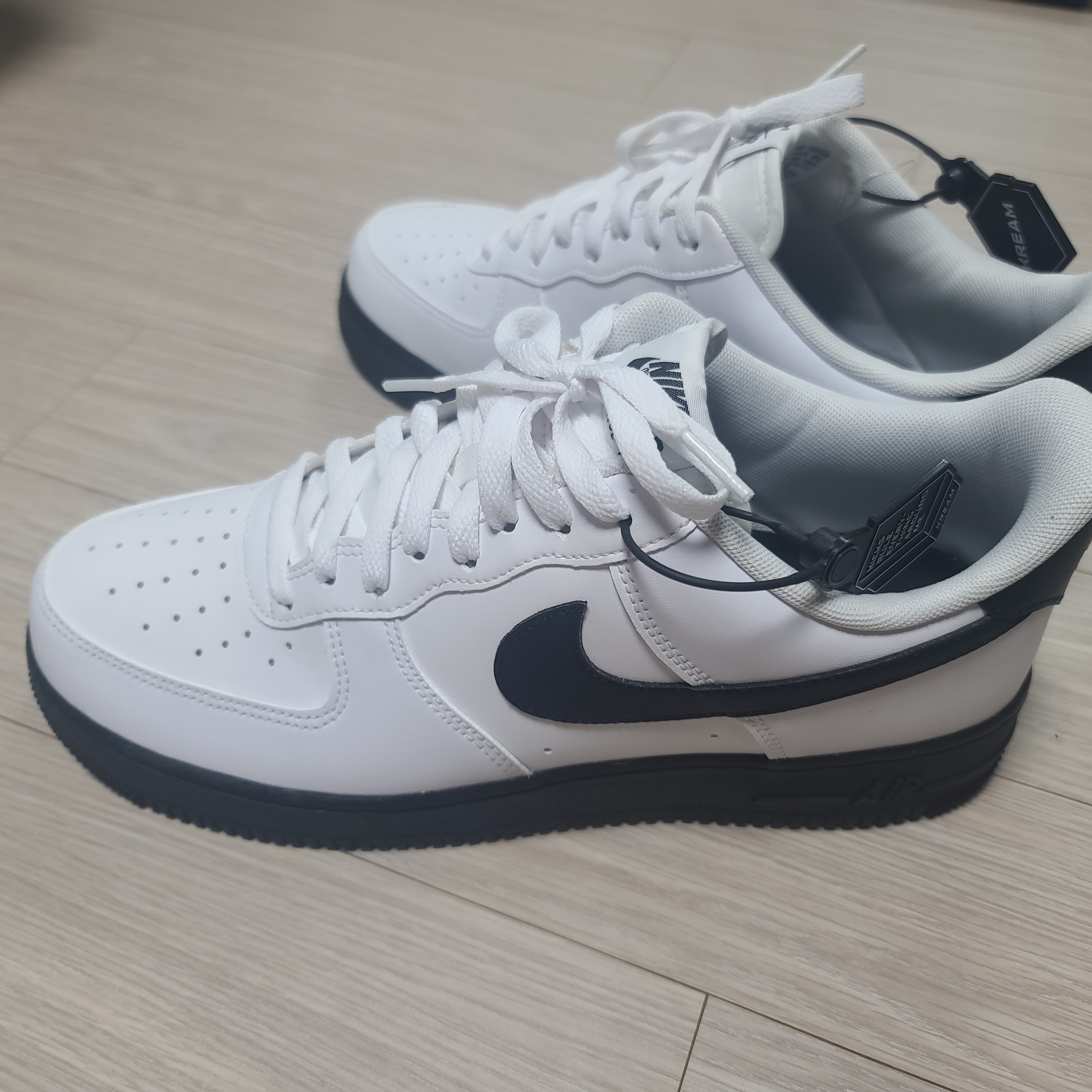 Nike Air Force 1 Low White Black Midsole 착용 스타일 - 4