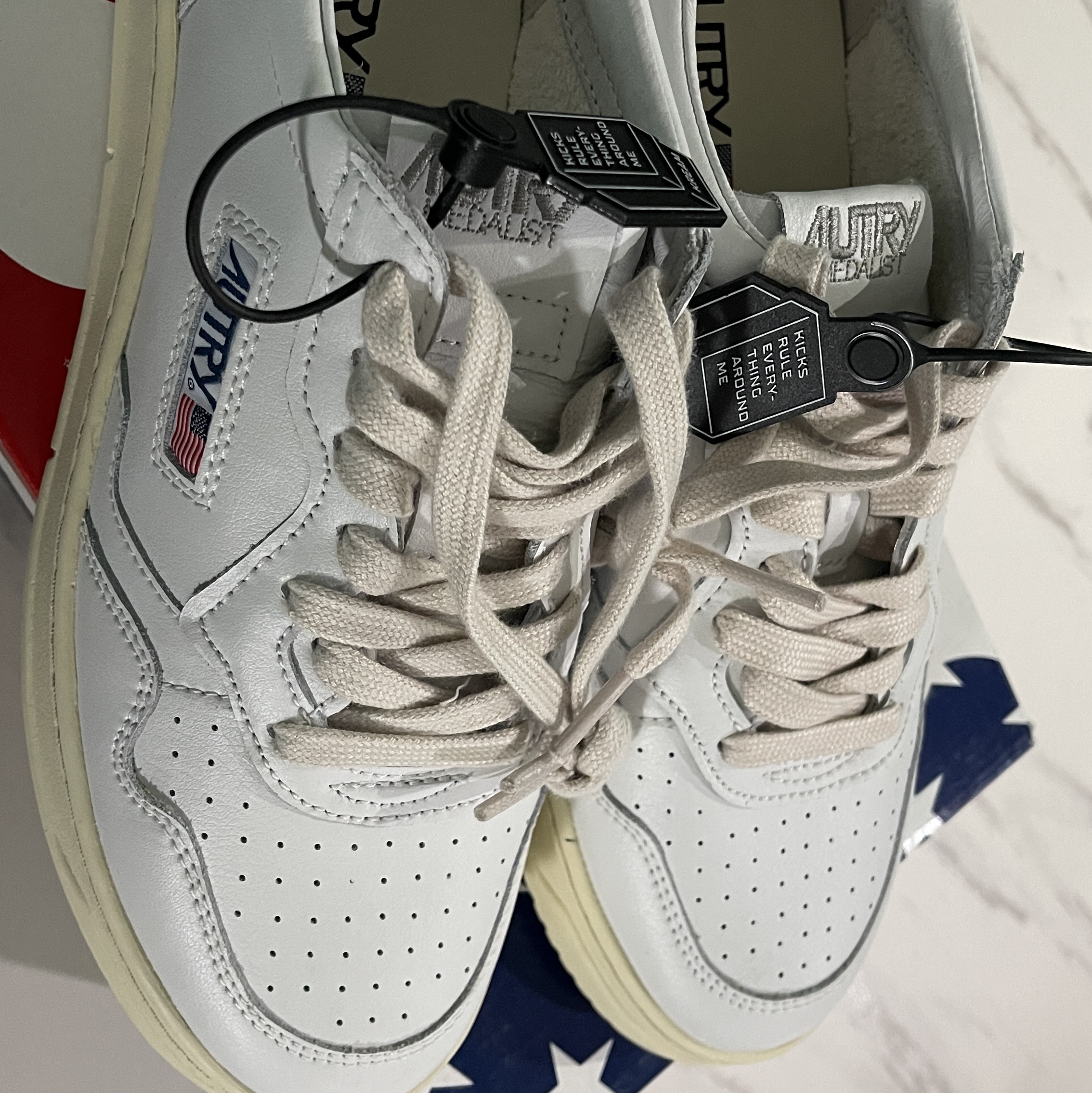 Autry Medalist Low Leather Sneakers White 착용 스타일 - 1