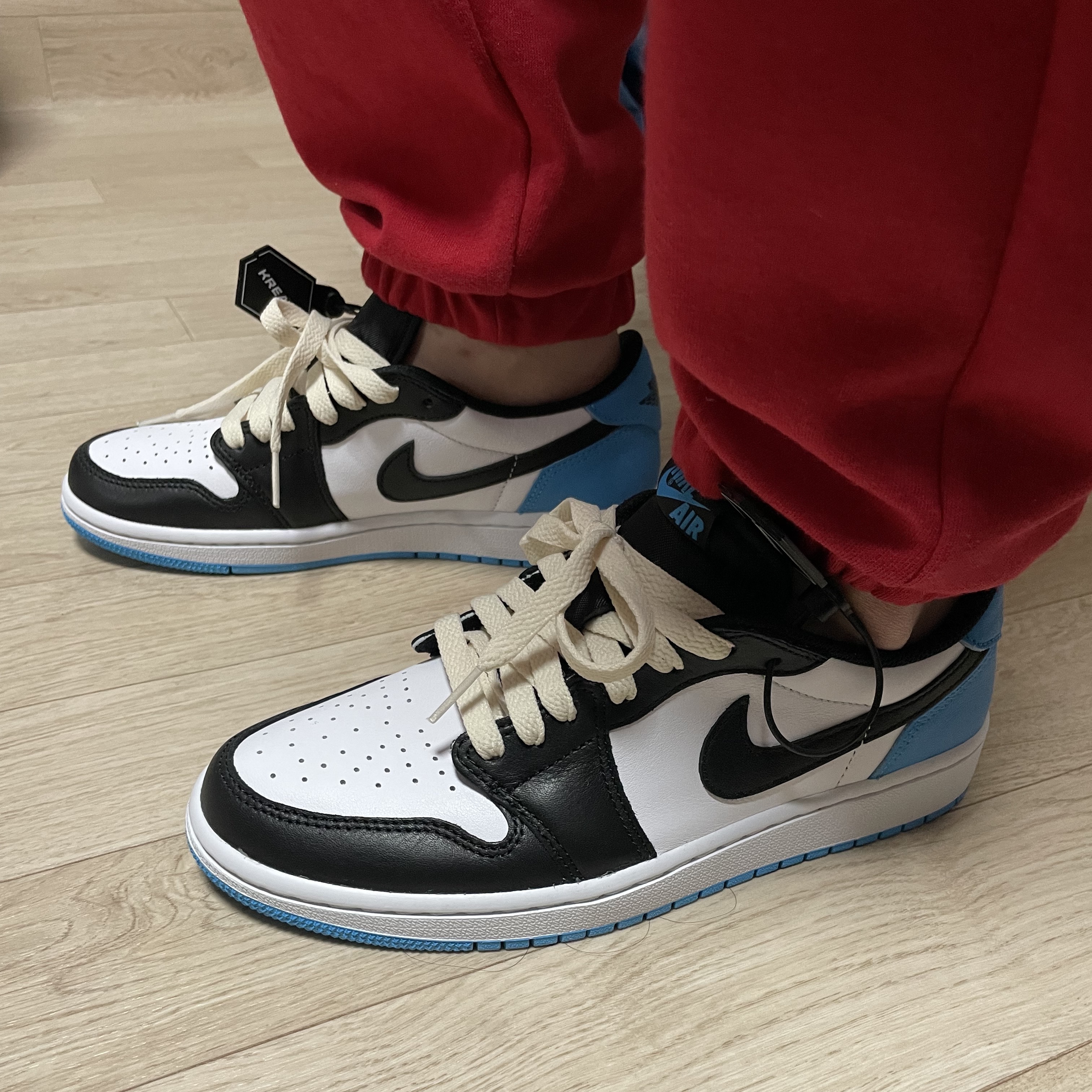 (W) Jordan 1 Retro Low OG Black and Dark Powder Blue 착용 스타일