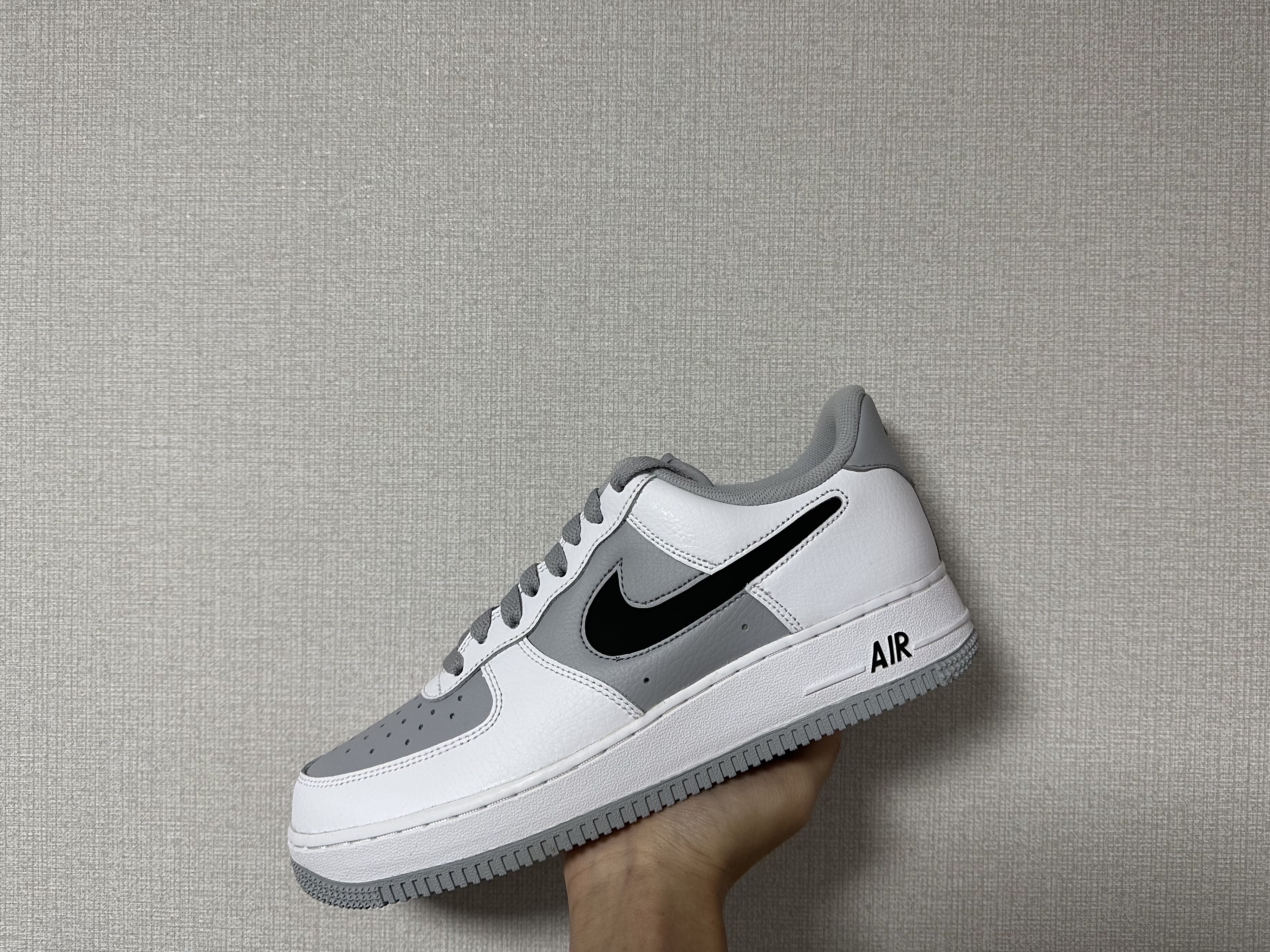 Nike Air Force 1 '07 Cut Out Swoosh Cool Grey, Nike Dunk Low Retro White Neutral Grey 착용 스타일 - 2