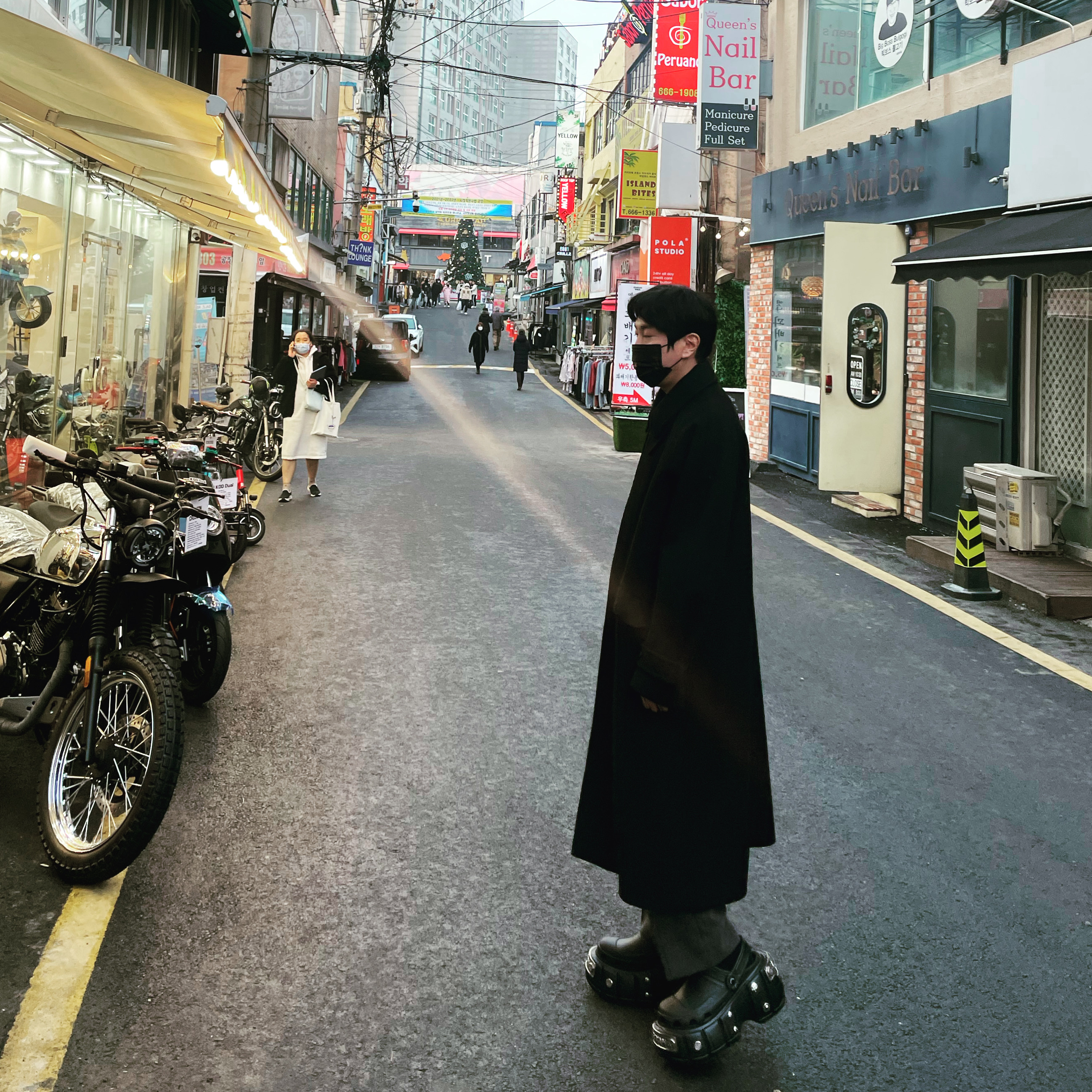 Balenciaga x Crocs Hardcrocs Slide Black 착용 스타일