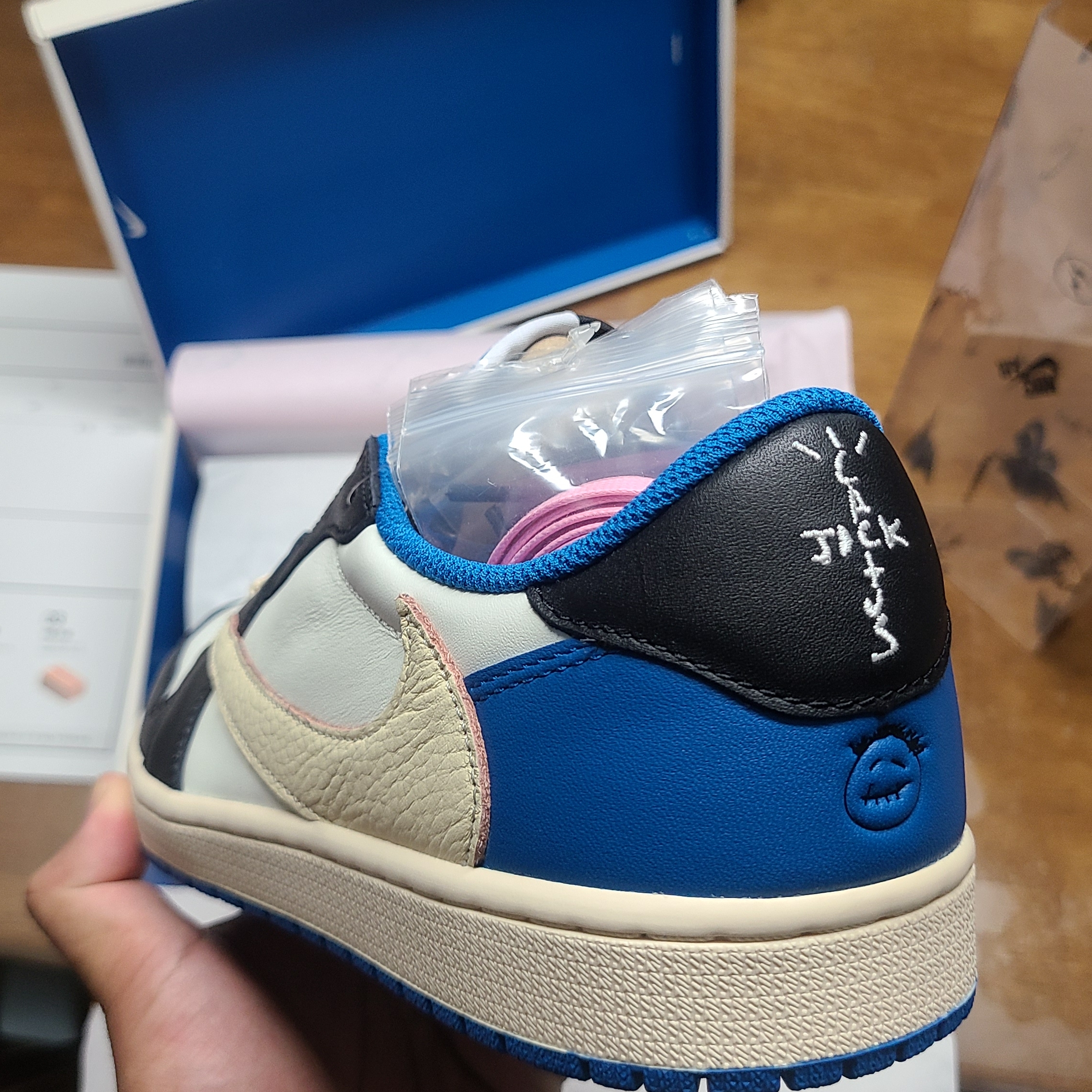 Jordan 1 x Travis Scott x Fragment Retro Low OG SP Military Blue 착용 스타일 - 3