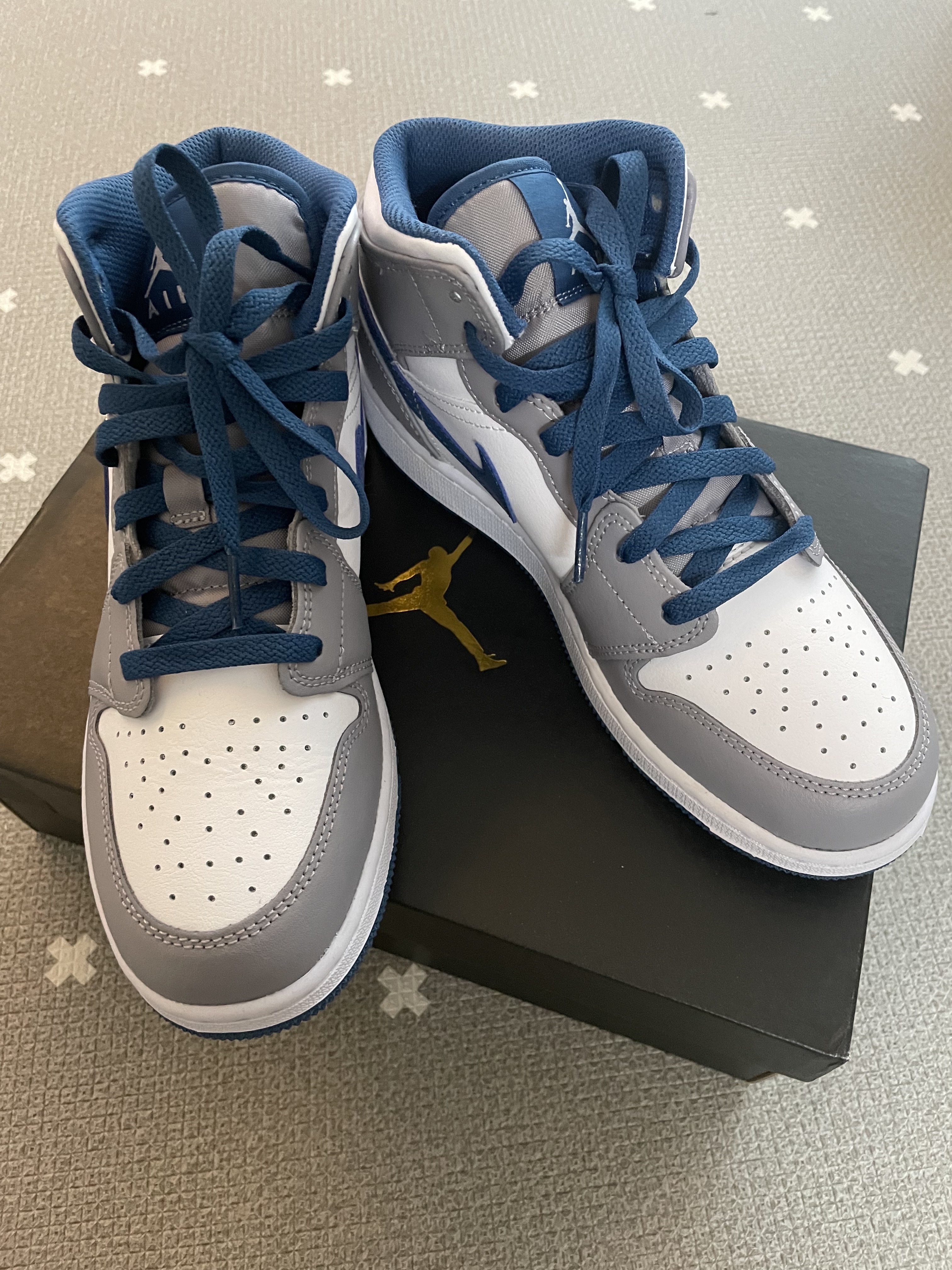 Jordan 1 Mid Cement Grey True Blue 착용 스타일 - 1