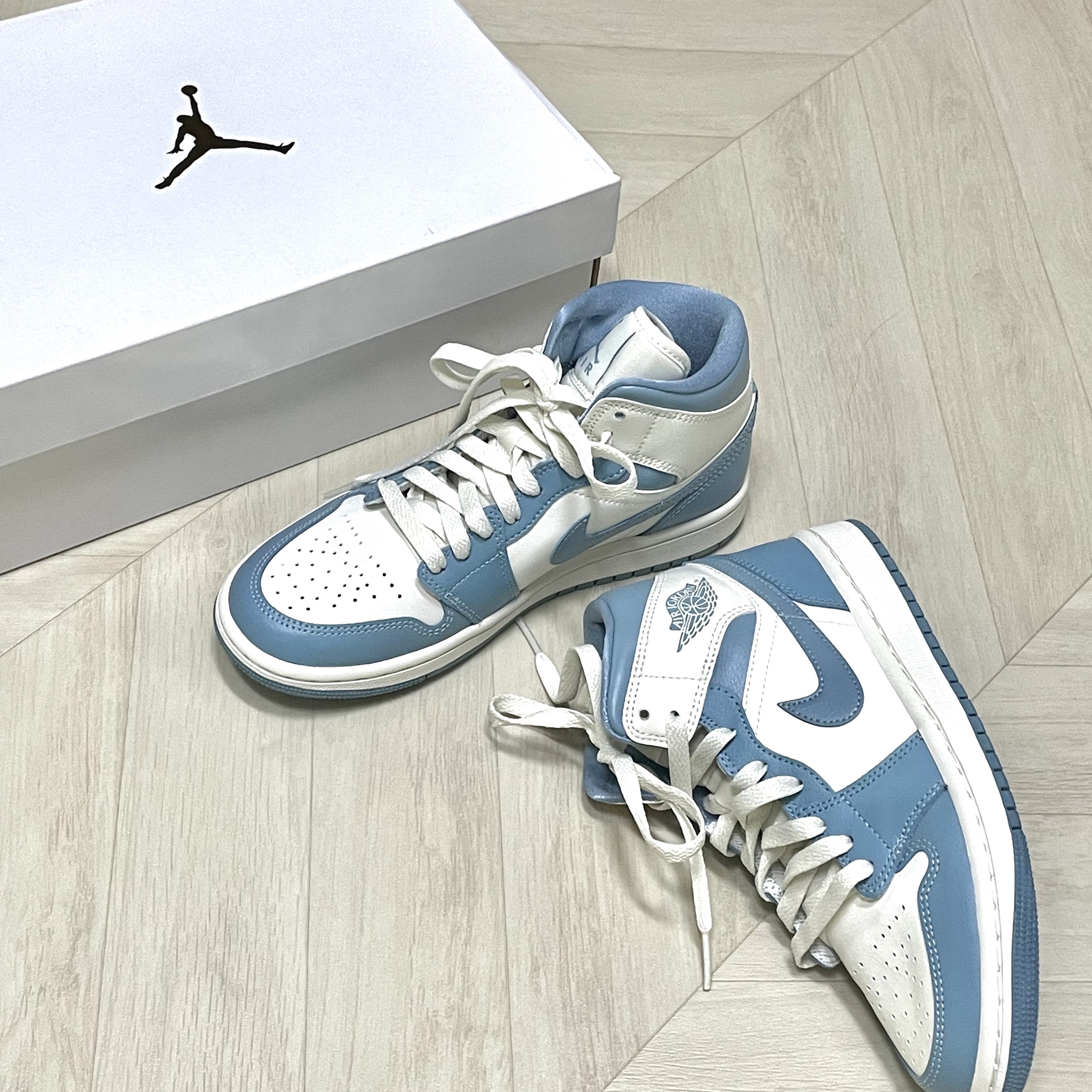 (W) Jordan 1 Mid Sail and Worn Blue 착용 스타일
