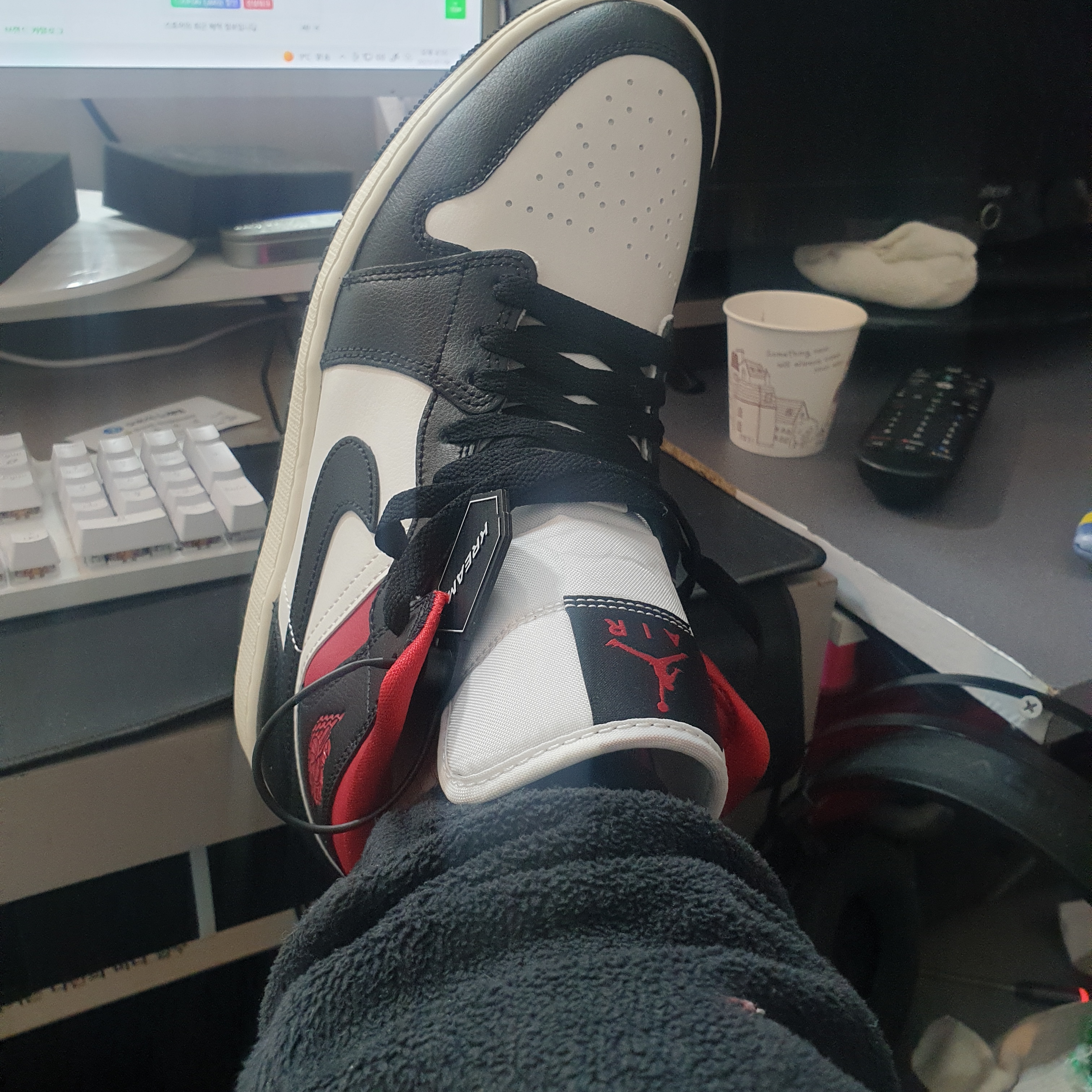 (W) Jordan 1 Mid Black Gym Red 착용 스타일 - 1