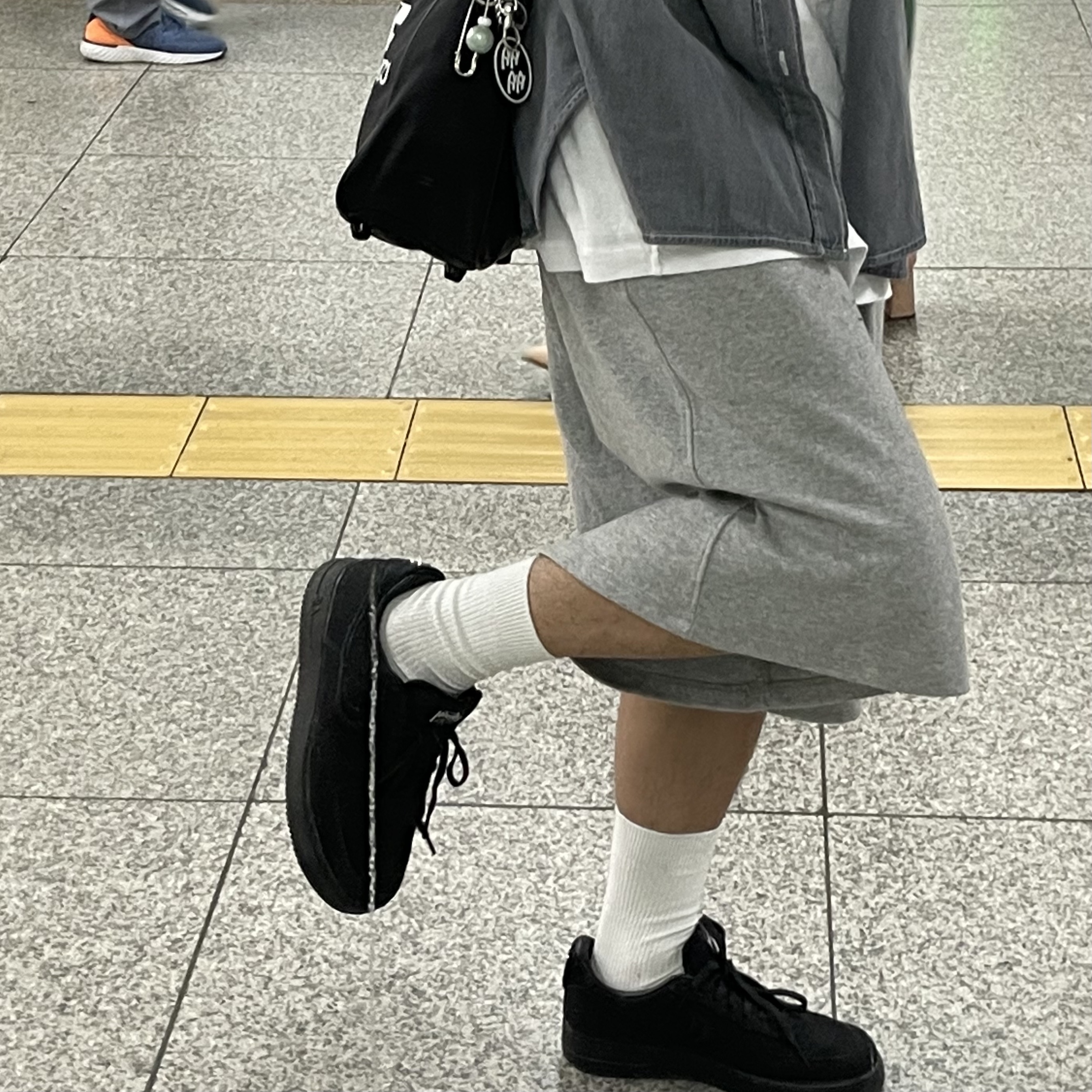 Nike x Stussy Air Force 1 Low Triple Black, CDG Shoulder Bag Black 착용 스타일