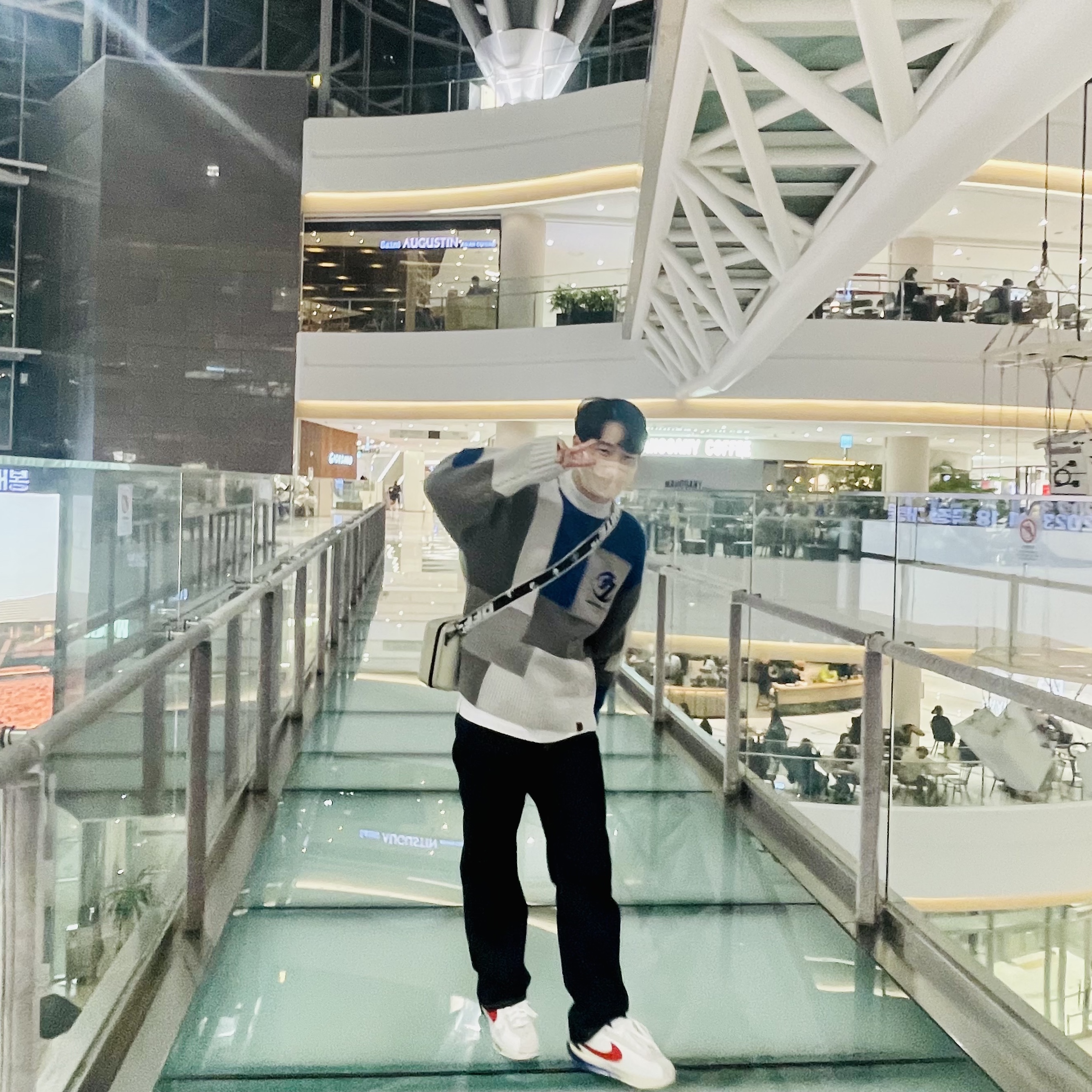 Zara x Ader Error Patchwork Oversize Knit Sweater Multicolor, Off-White x Amore Pacific Protection Box (Without Cosmetics) 착용 스타일 - 1