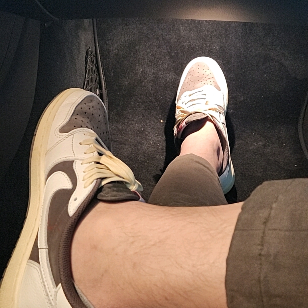 Jordan 1 x Travis Scott Retro Low OG SP Sail and Ridgerock 착용 스타일