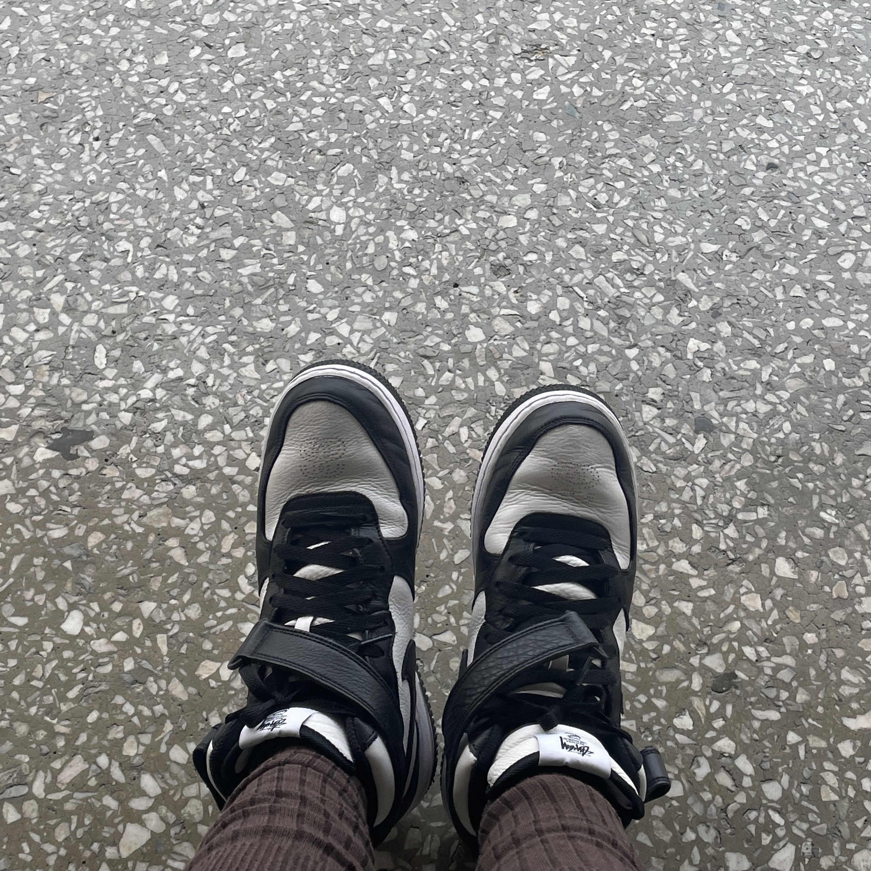 Apple AirPods Max Lightning Silver (Korean Ver.), Nike x Stussy Air Force 1 '07 Mid SP Black and Light Bone 착용 스타일 - 3