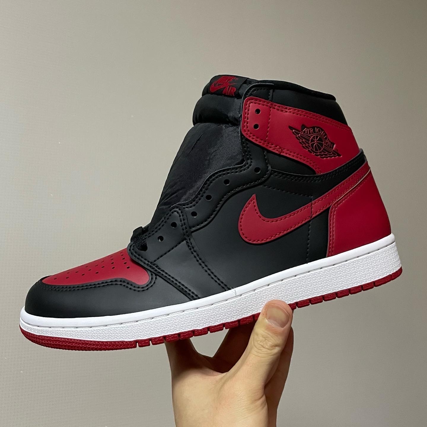 Jordan 1 Retro High OG Patent Bred 착용 스타일 - 3