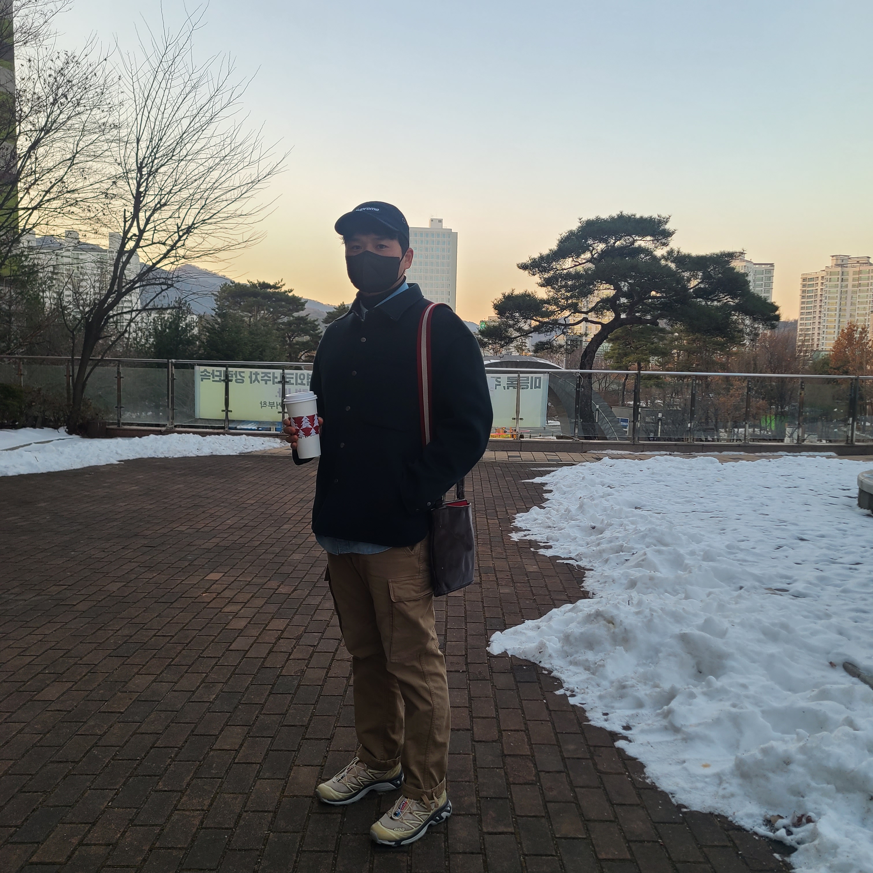 Salomon XT-6 Clear Safari Vanila Ice, Supreme Military Camp Cap Black - 22FW 착용 스타일 - 2