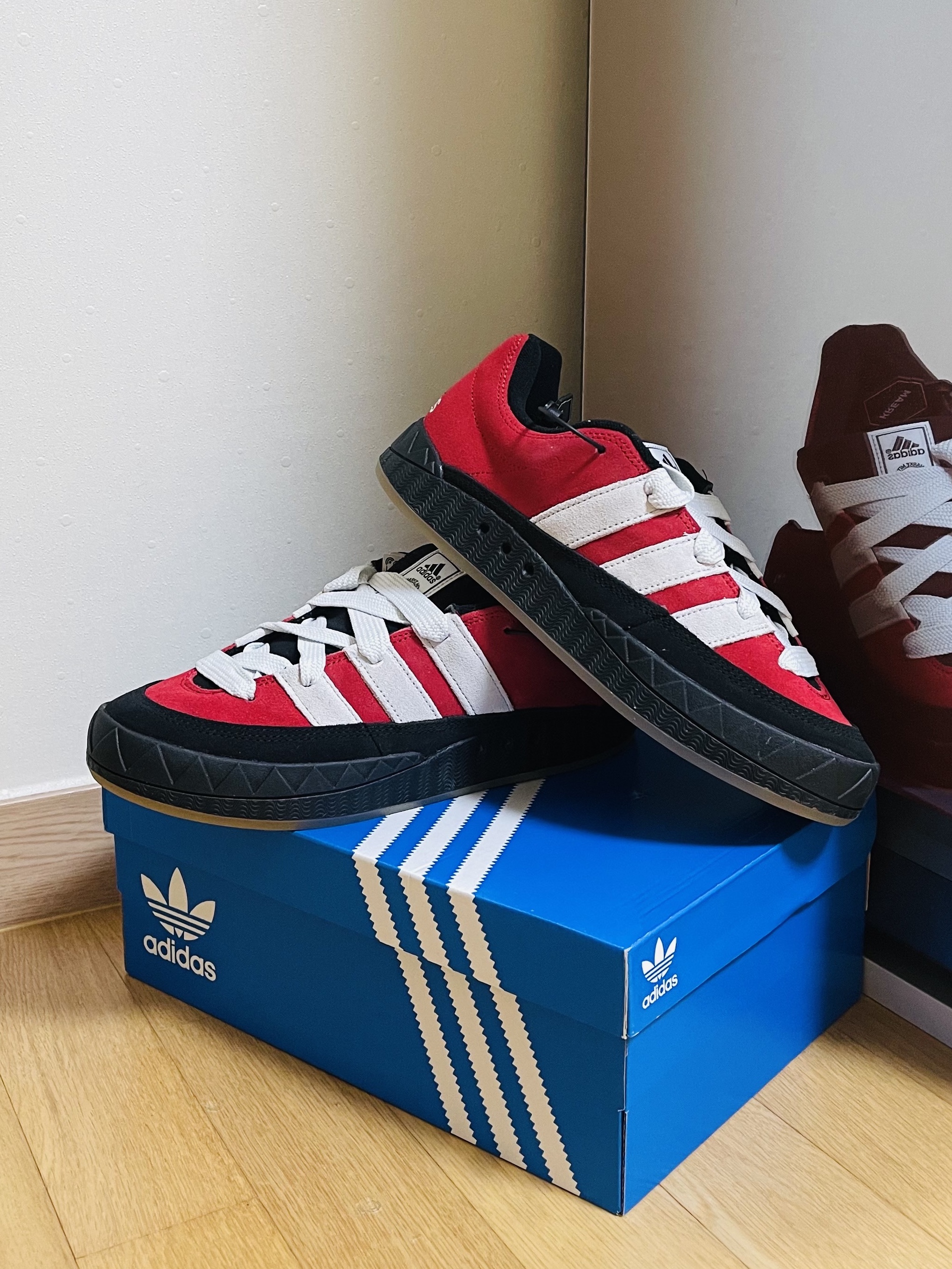 Adidas Adimatic Power Red 착용 스타일