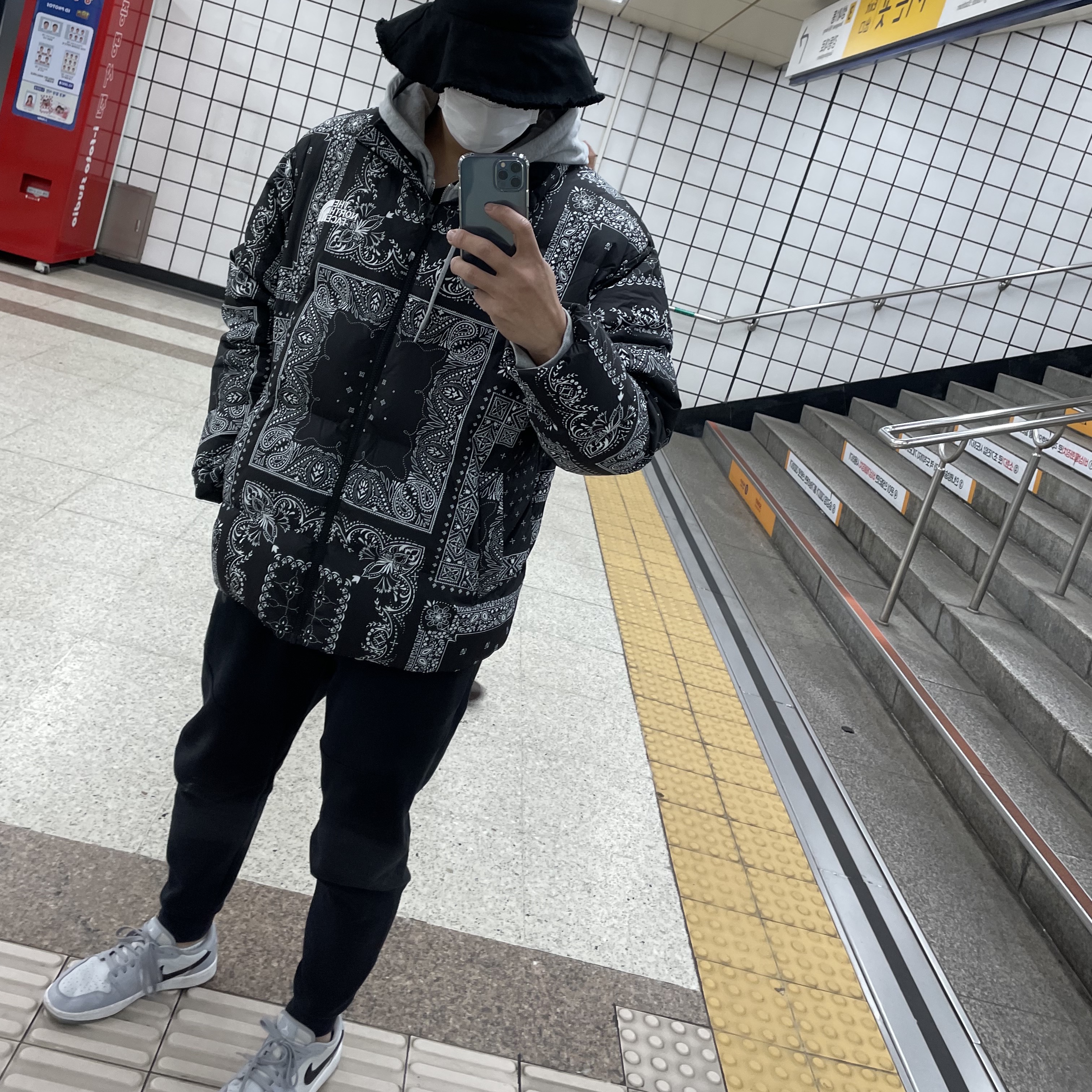 The North Face Novelty Lofty Down Jacket Real Black, Jordan 1 Low Golf Wolf Grey 착용 스타일