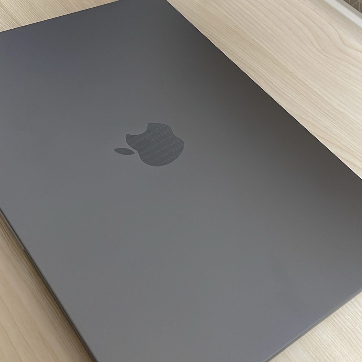 Apple 2022 MacBook Air 13 M2 256GB SSD / 8GB RAM Space Gray (Korean Ver.) 착용 스타일