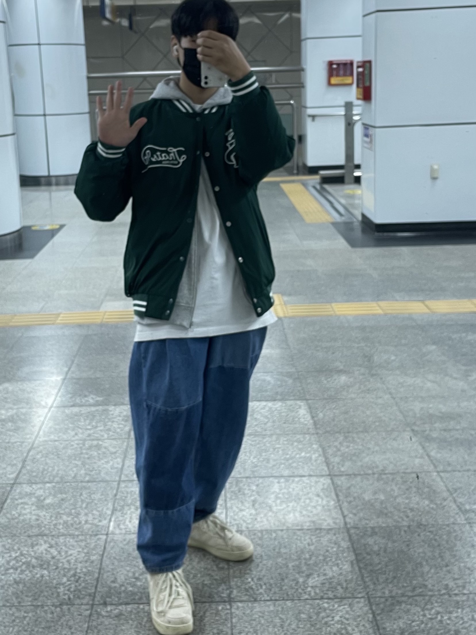 Zara x Ader Error Barrel Leg Jeans Blue, Nike x Stussy Air Force 1 '07 Mid SP Fossil 착용 스타일