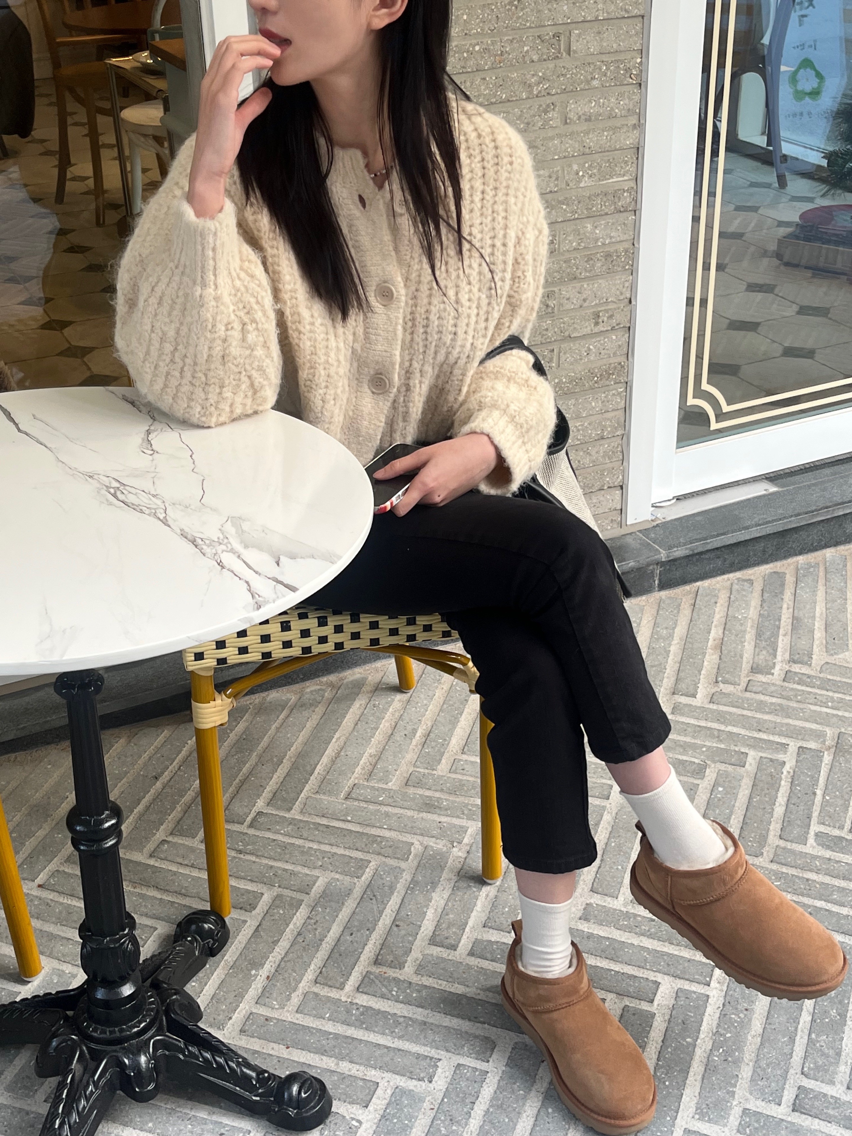 (W) UGG Classic Ultra Mini Boots Chestnut 착용 스타일 - 1