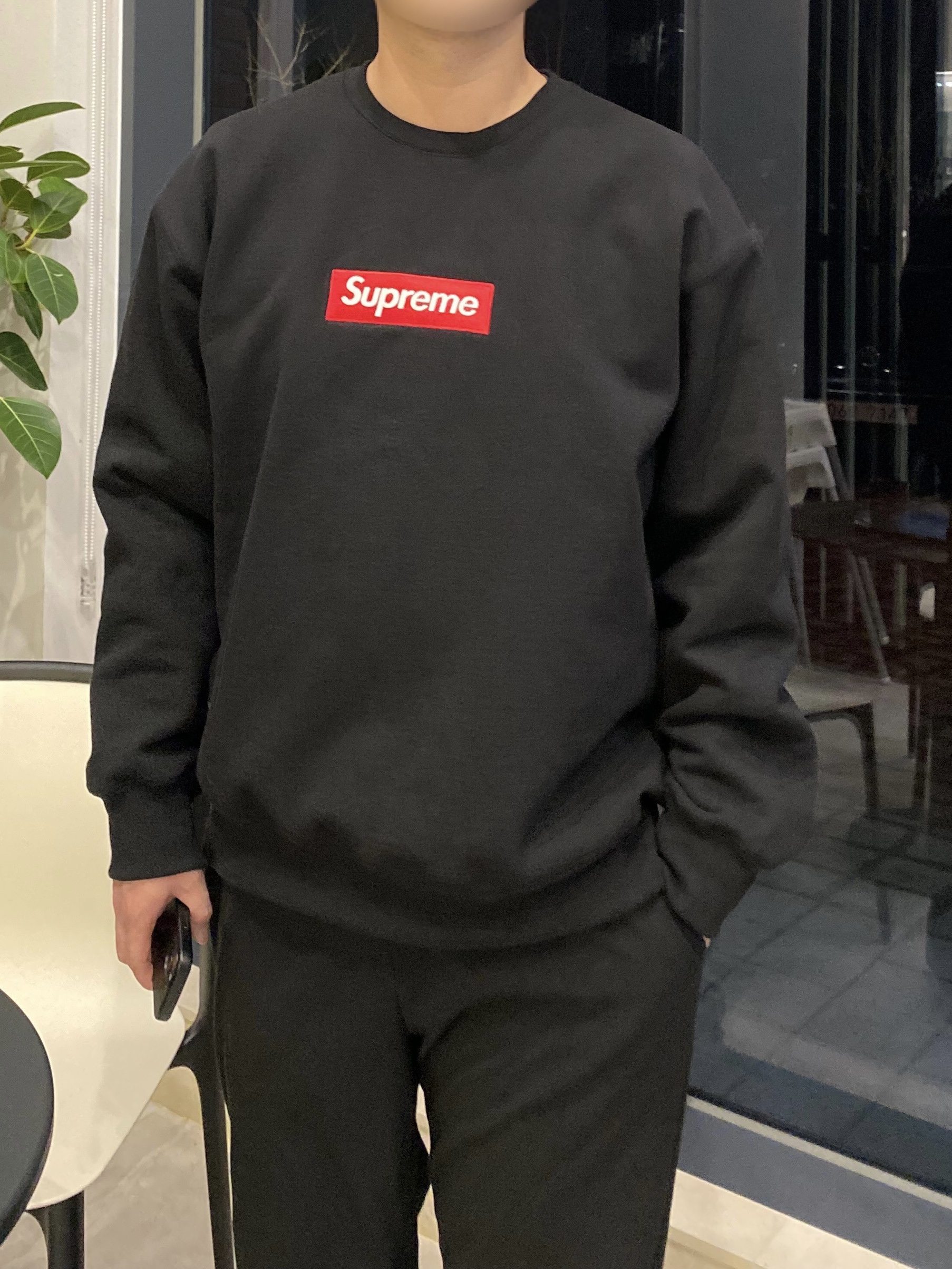 Supreme Box Logo Crewneck Black - 22FW, (W) Jordan 1 Retro High Satin Red 착용 스타일 - 4