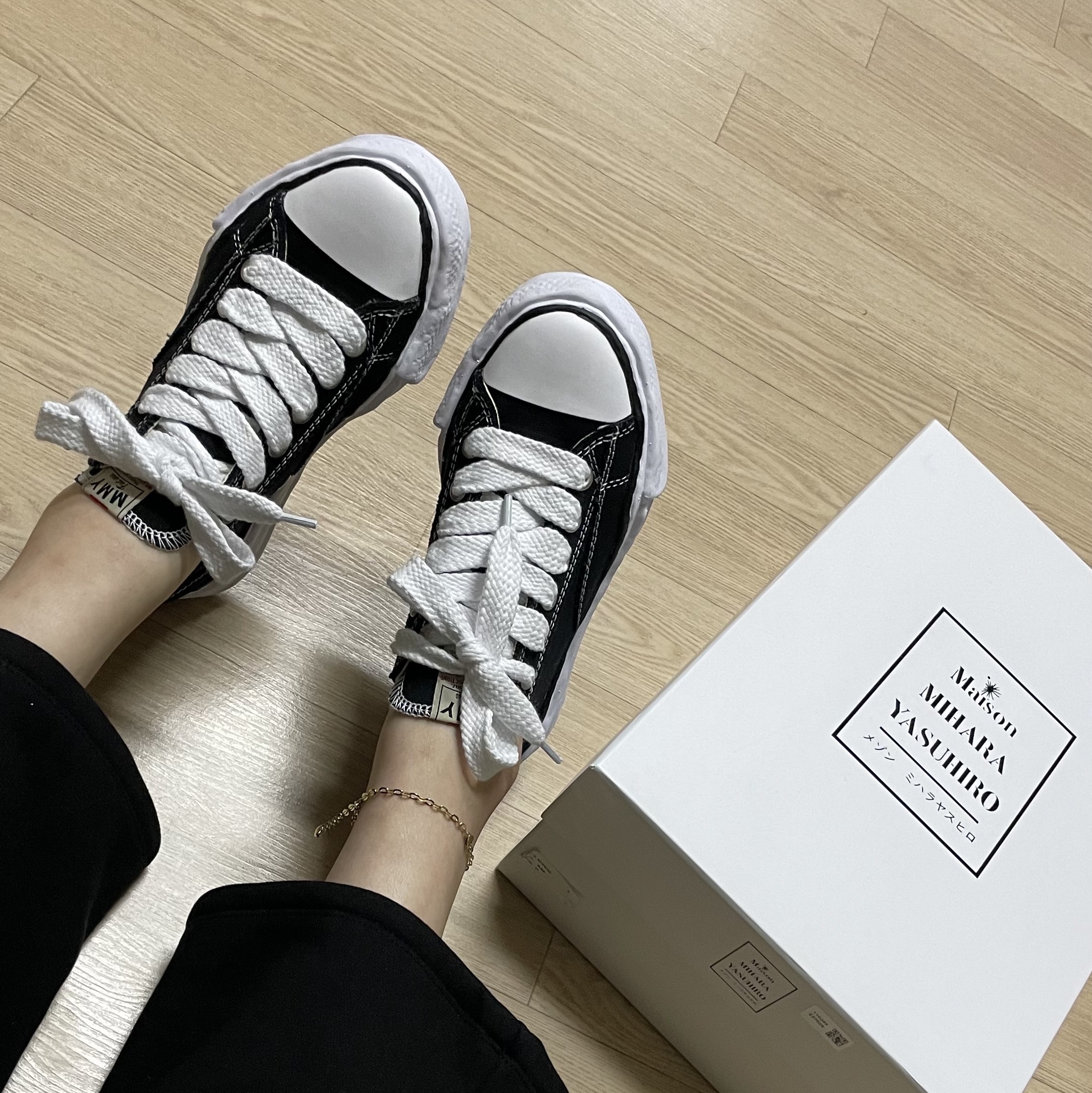 Maison Mihara Yasuhiro Peterson OG Sole Canvas Low Sneakers Black 착용 스타일 - 2