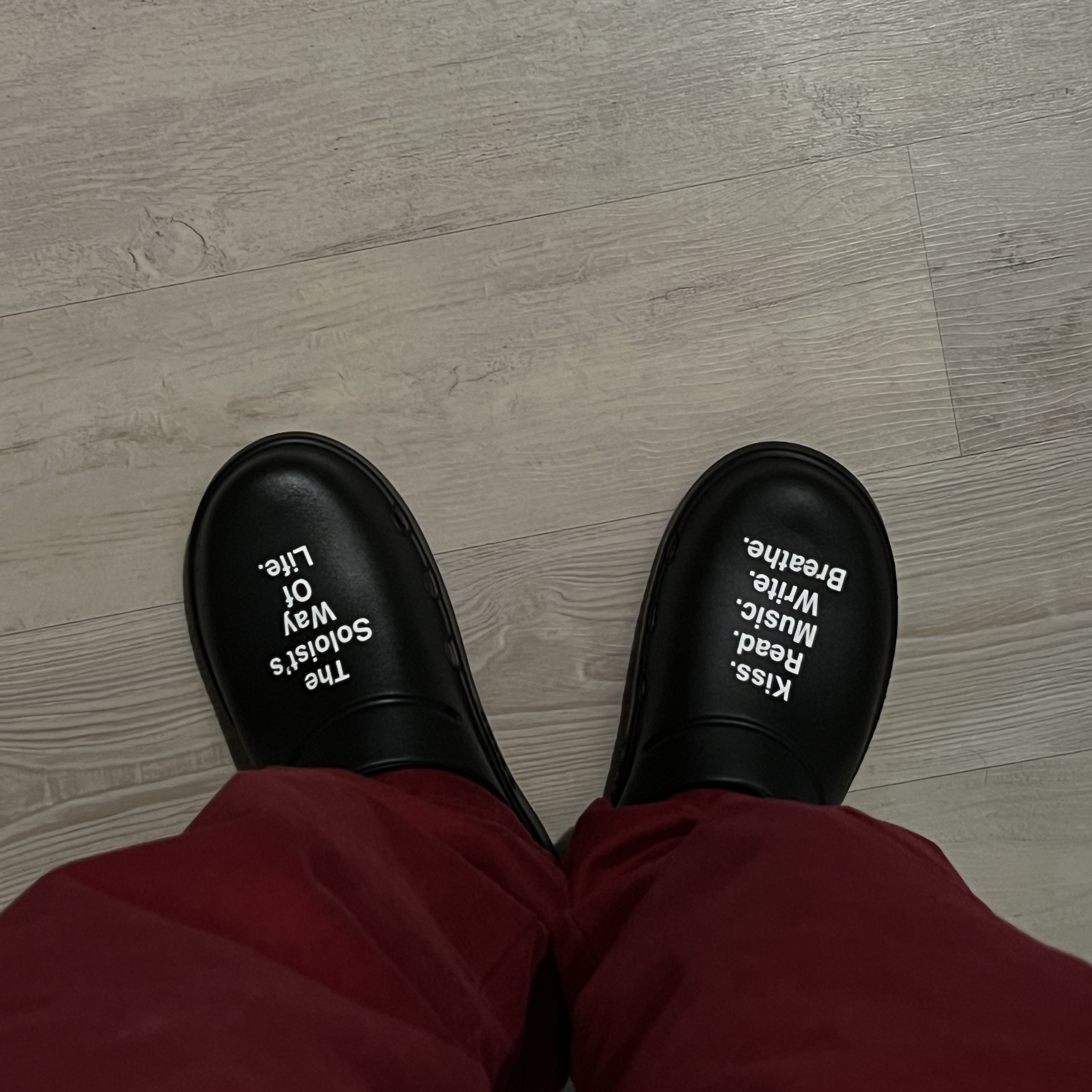 Oofos x Takahiromiyashita The Soloist The Soloist's Way Of Life Clog Black White 착용 스타일 - 2
