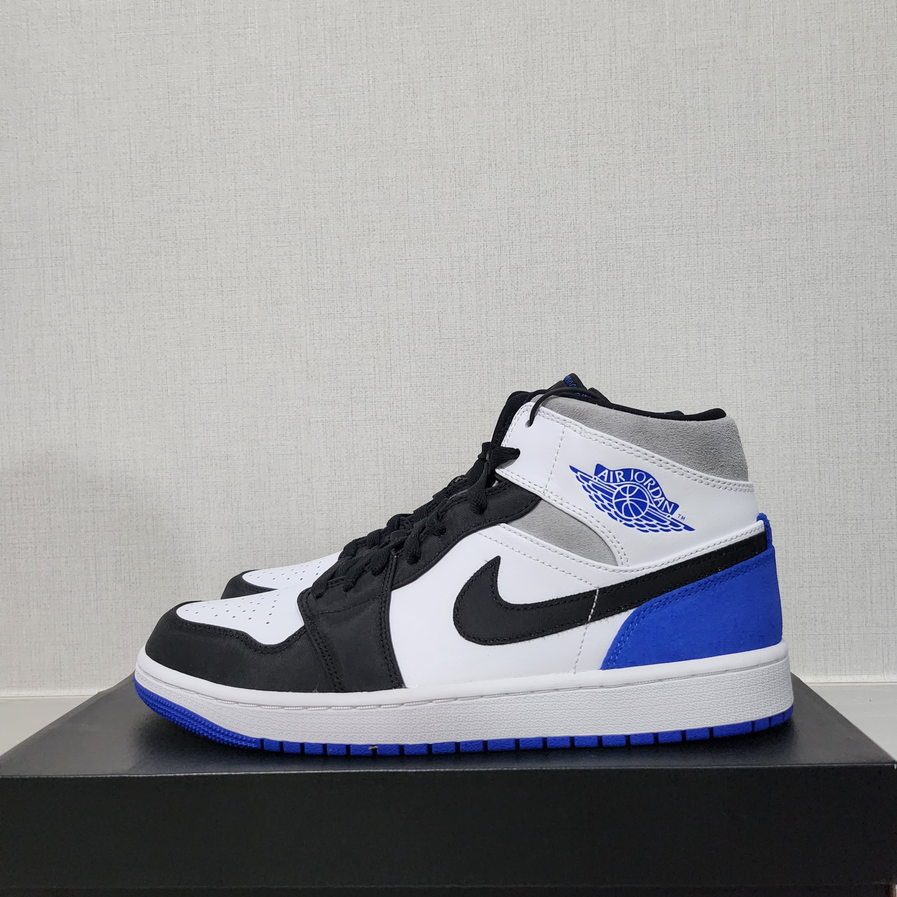 Jordan 1 Mid SE Hyper Royal 착용 스타일