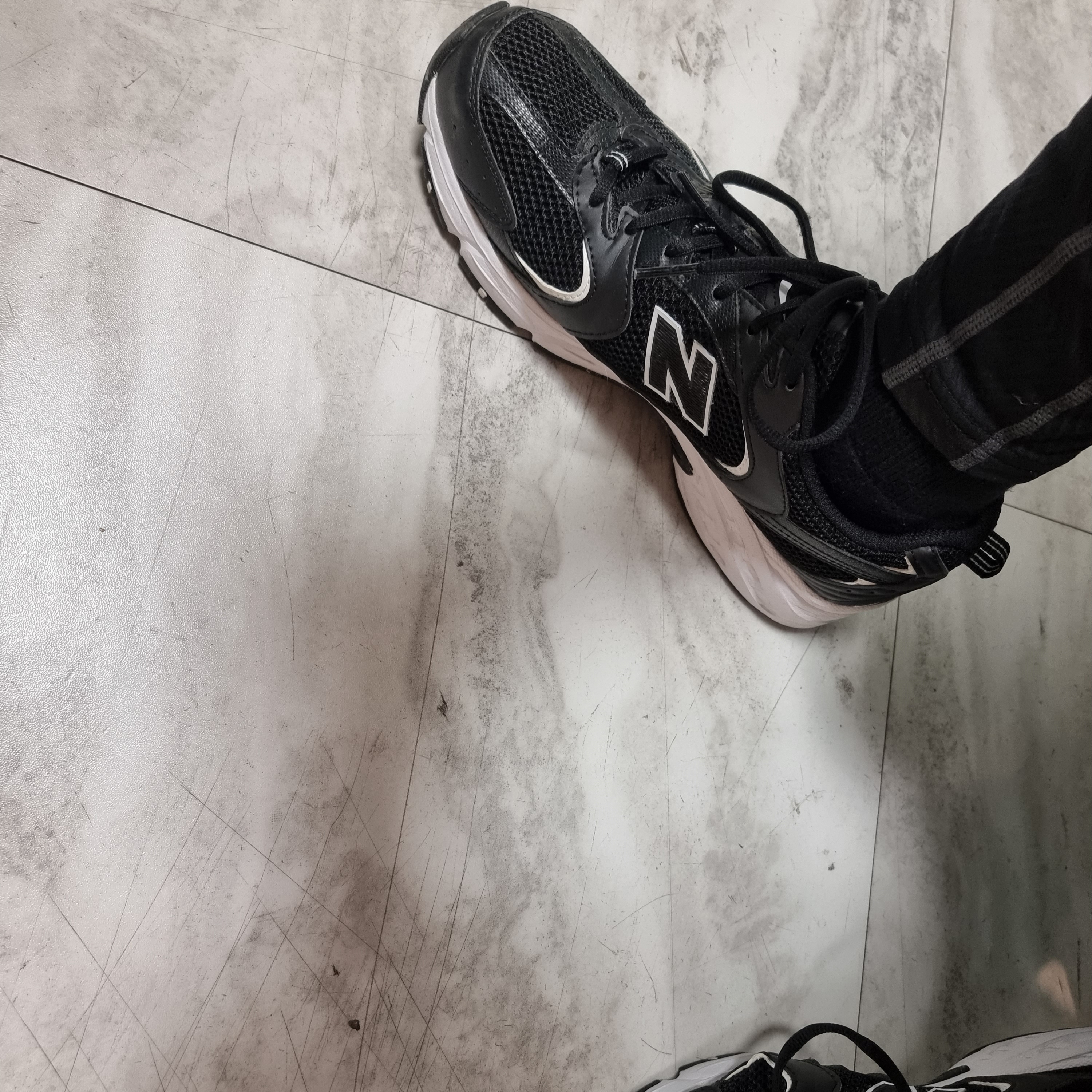 New Balance 530 Black 착용 스타일 - 2