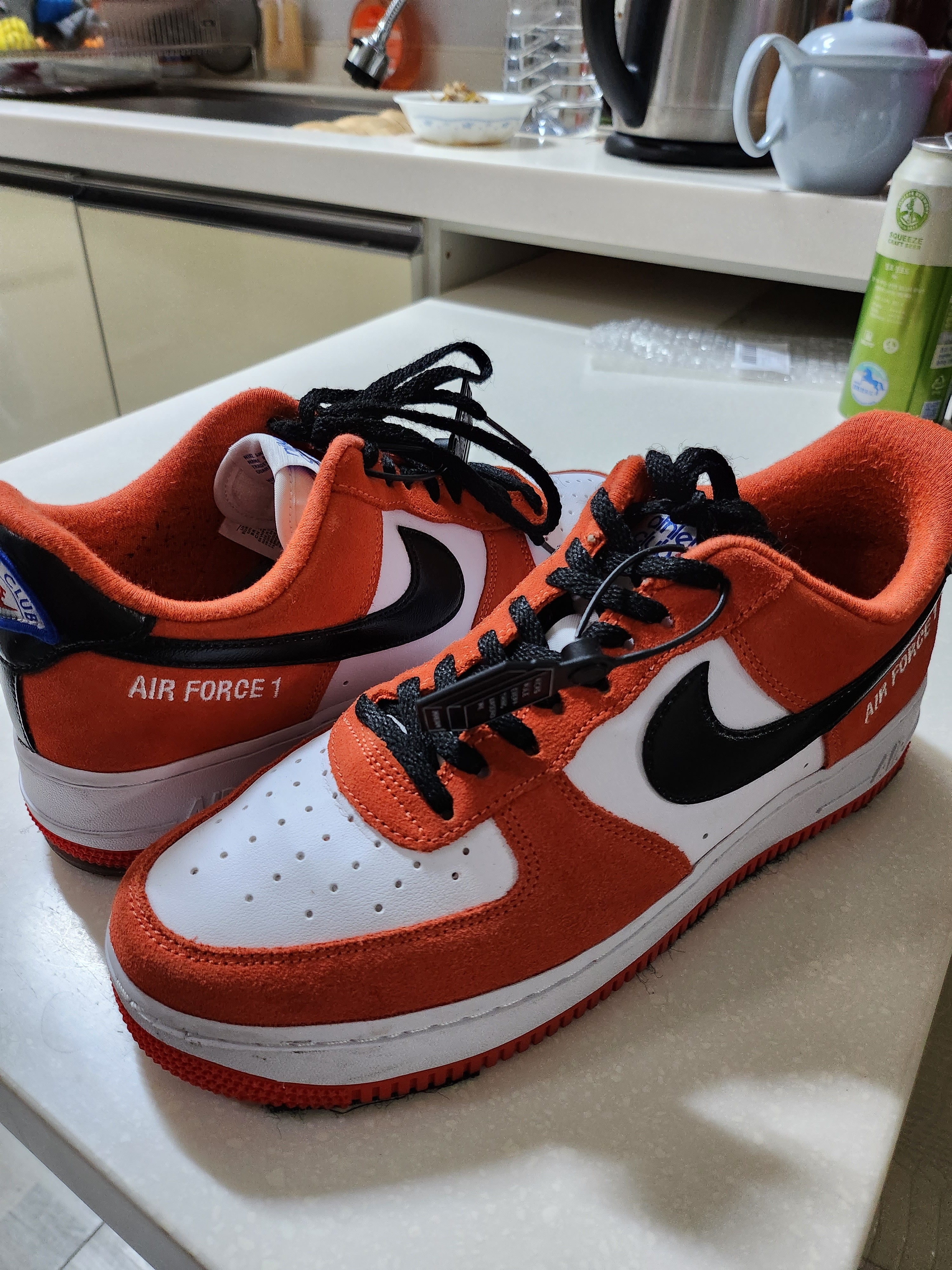 Nike Air Force 1 '07 LV8 Athletic Club Rush Orange Washed Teal 착용 스타일 - 2