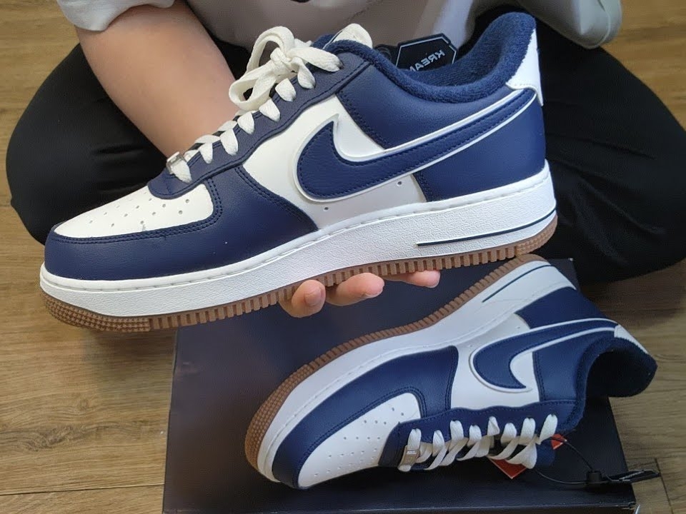 Nike Air Force 1 '07 LV8 Midnight Navy 착용 스타일