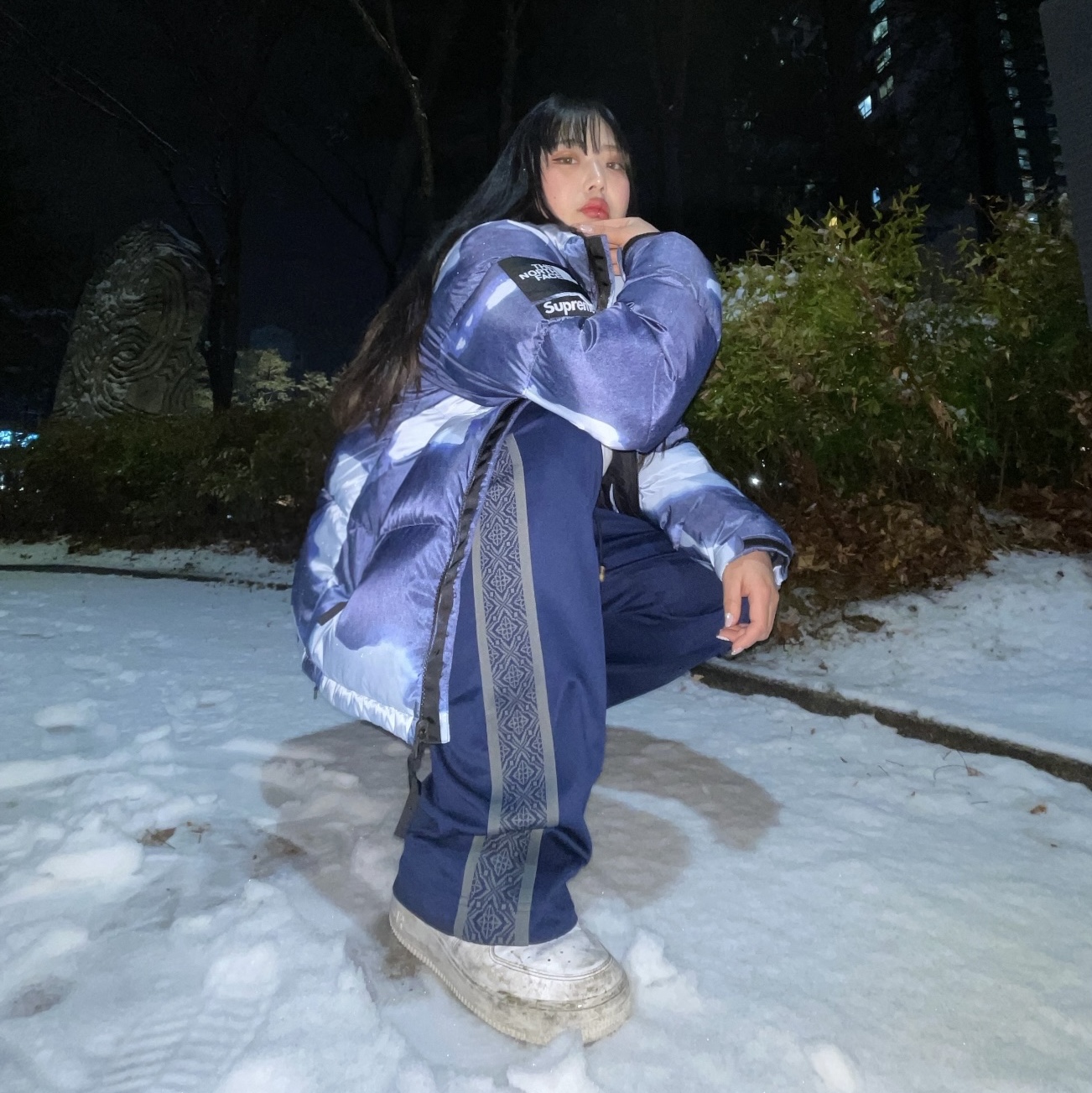 Supreme x The North Face Bleached Denim Print Nuptse Jacket Indigo - 21FW 착용 스타일