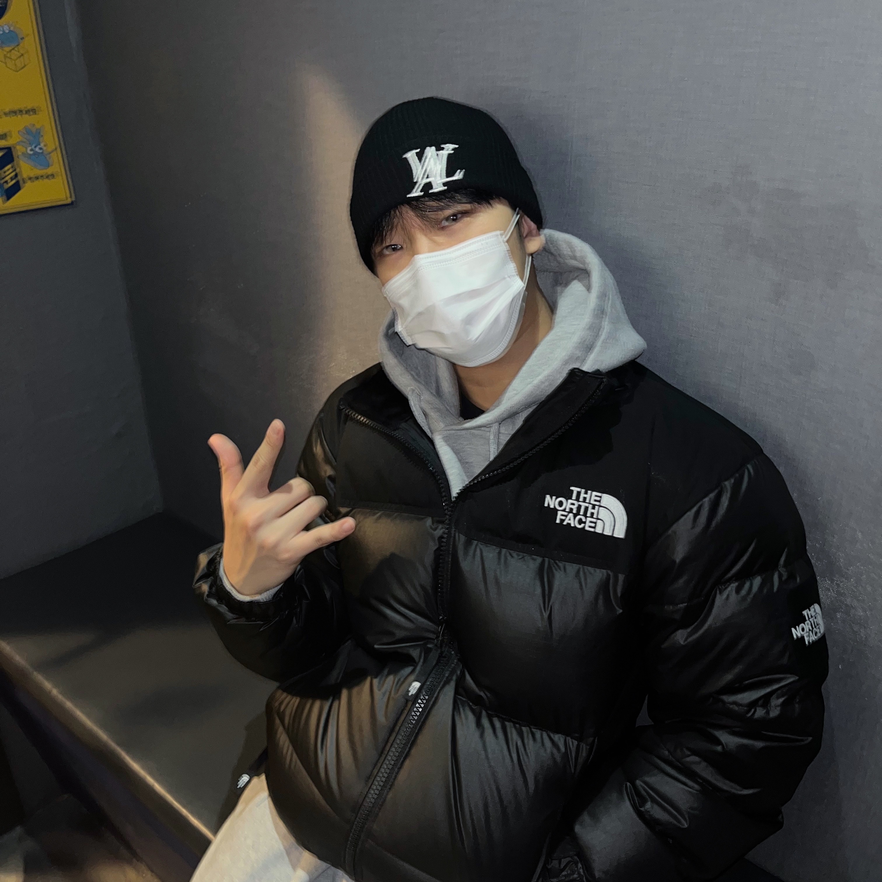 (W) The North Face White Label Novelty Nuptse Down Jacket Black 착용 스타일