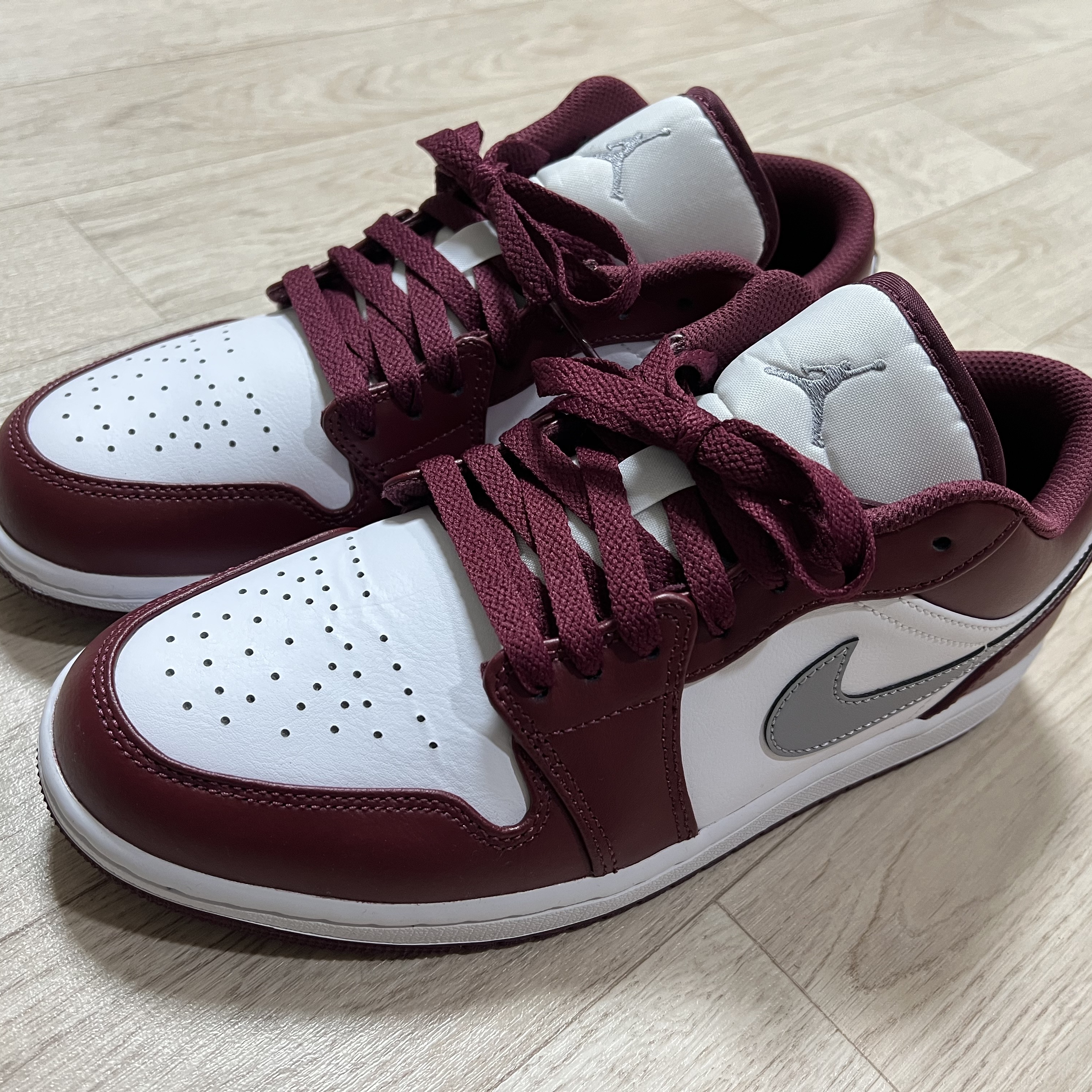 Jordan 1 Low Cherrywood Red 착용 스타일 - 1