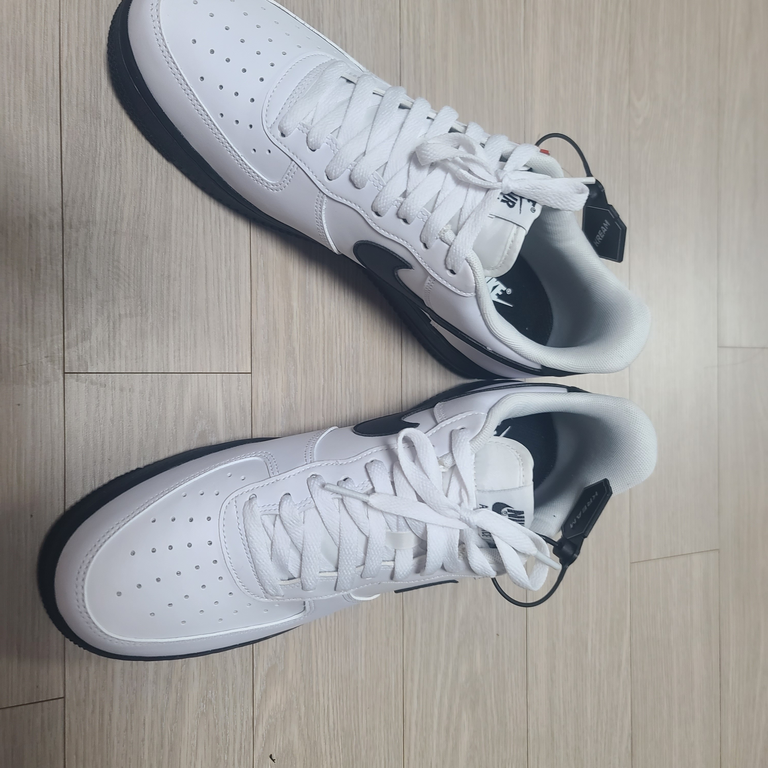 Nike Air Force 1 Low White Black Midsole 착용 스타일 - 1