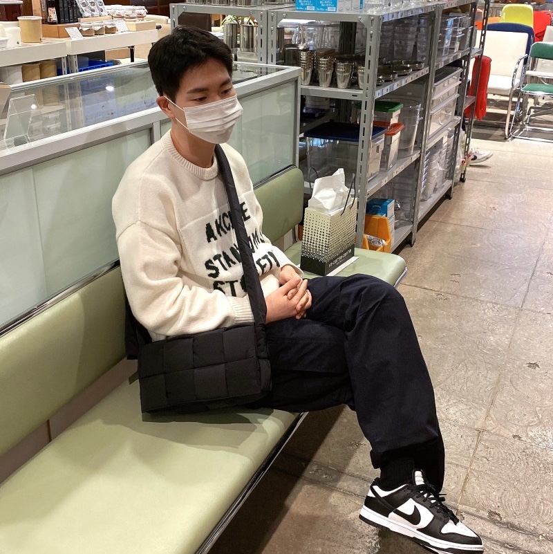 Bottega Veneta Padded Tech Cassette Black, Nike Dunk Low Retro Black 착용 스타일 - 1
